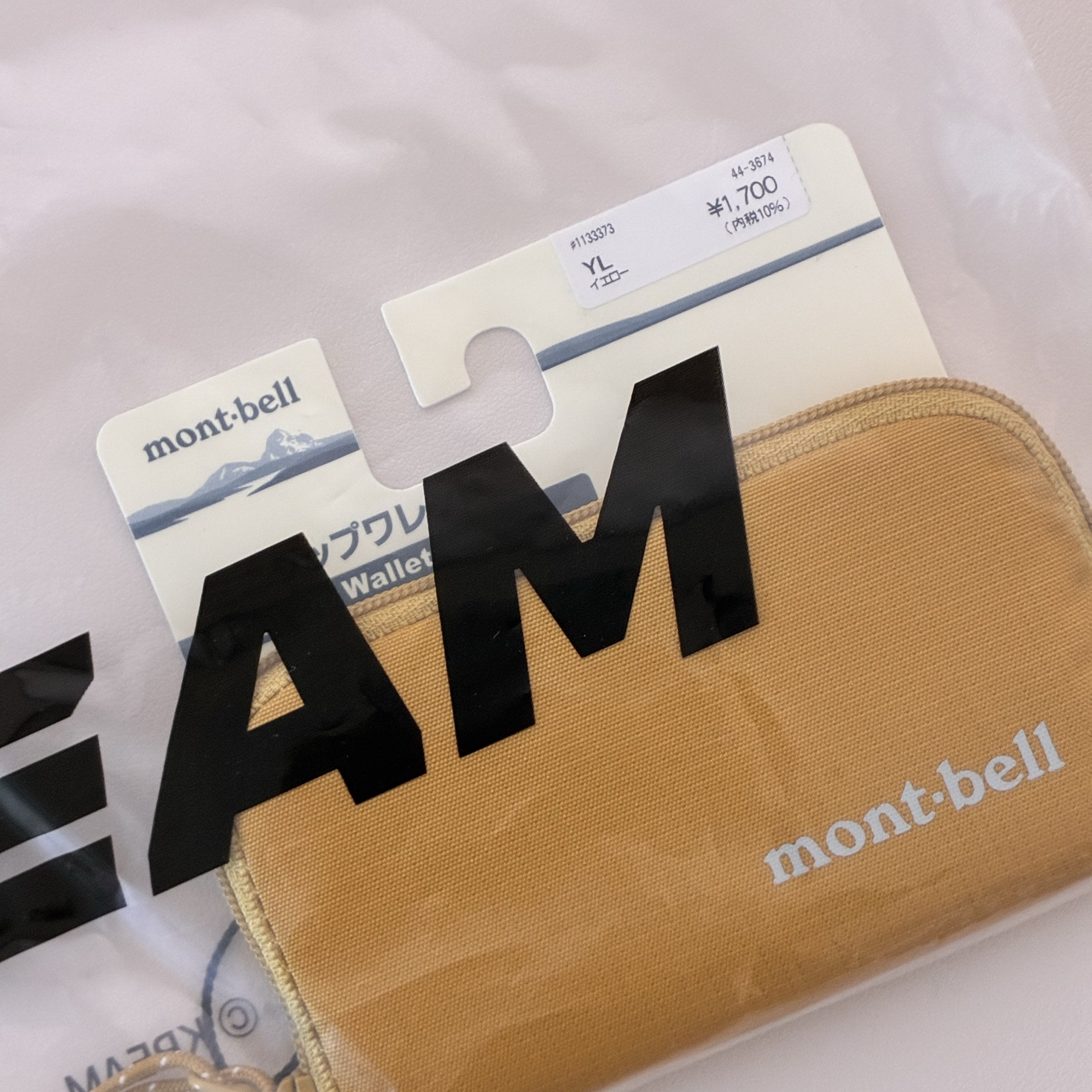 Montbell Mini Zip Wallet Yellow 착용 스타일