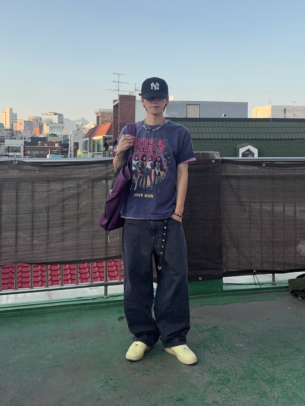 MAINBOOTH X KISS Love Gun T-shirt Deep Purple 착용 스타일 - 1