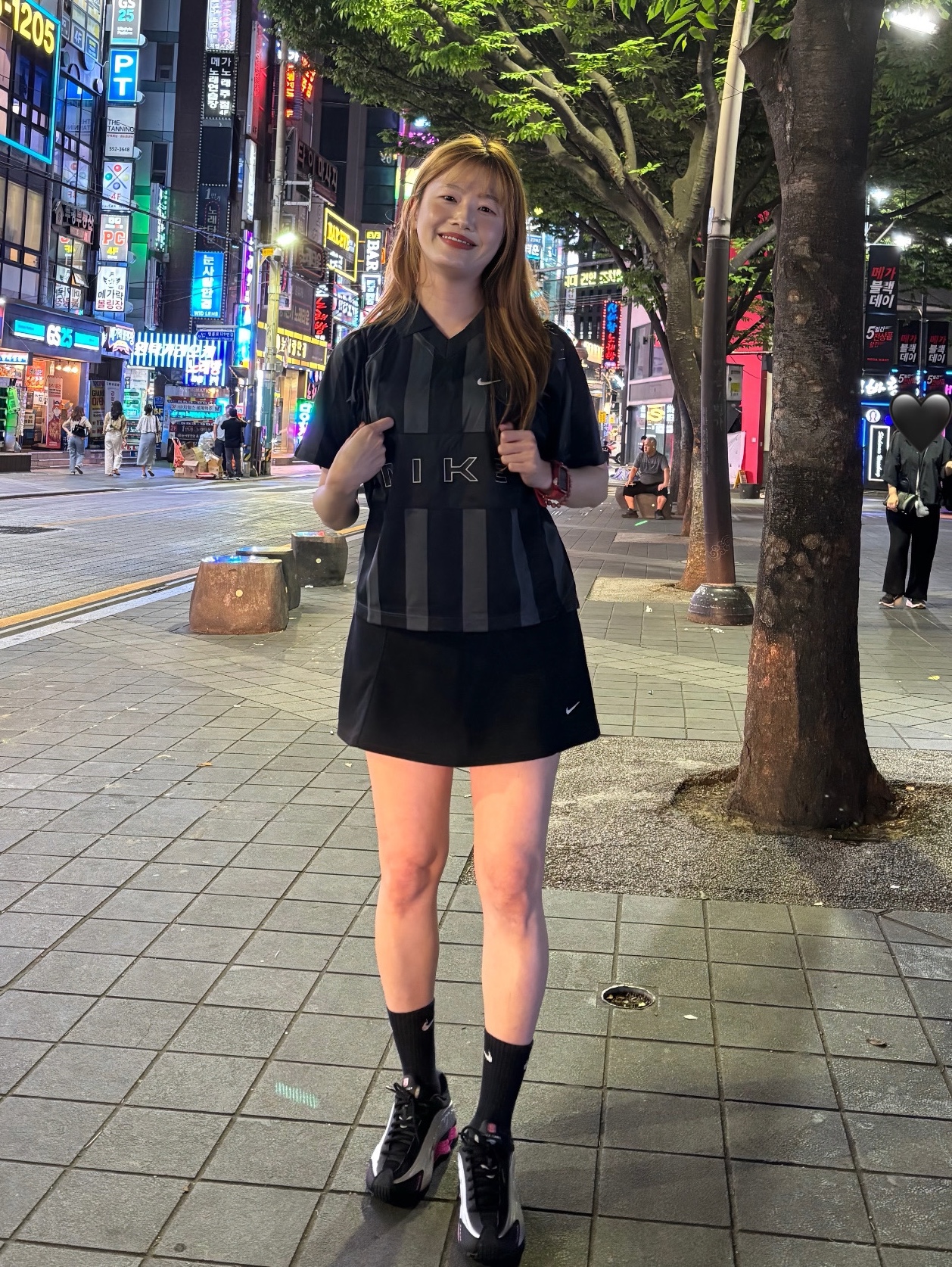 (W) Nike Shox R4 Black Pinksicle, (W) Nike NSW Oversized Jersey Black Chalk - Asia 착용 스타일 - 3
