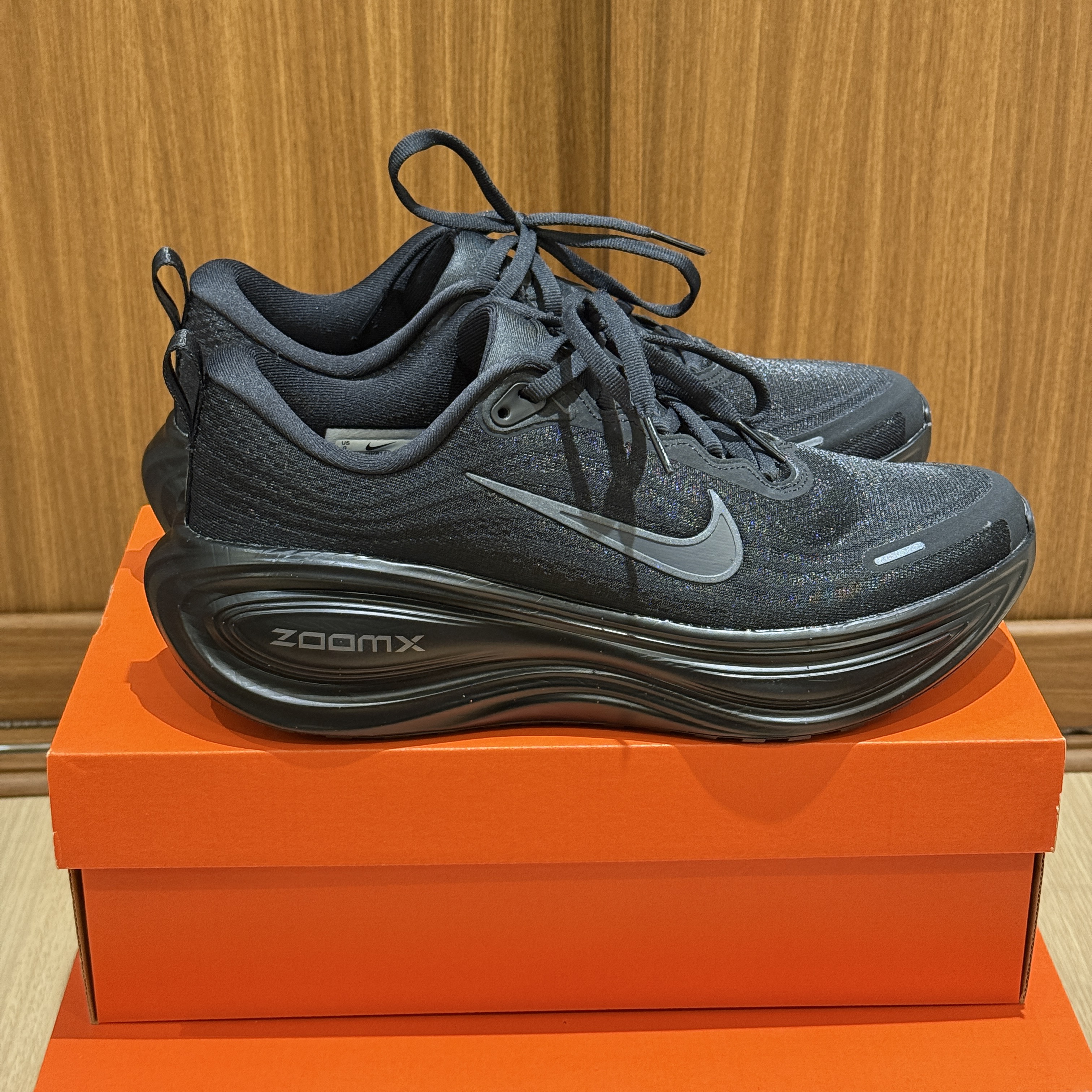 Nike Vomero Plus Black Metallic Dark Grey 착용 스타일 - 1