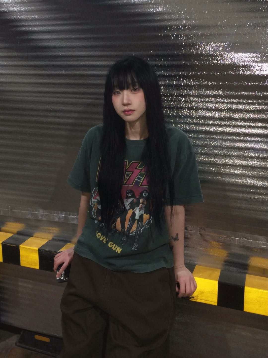 MAINBOOTH X KISS Love Gun T-shirt Deep Green 착용 스타일 - 4