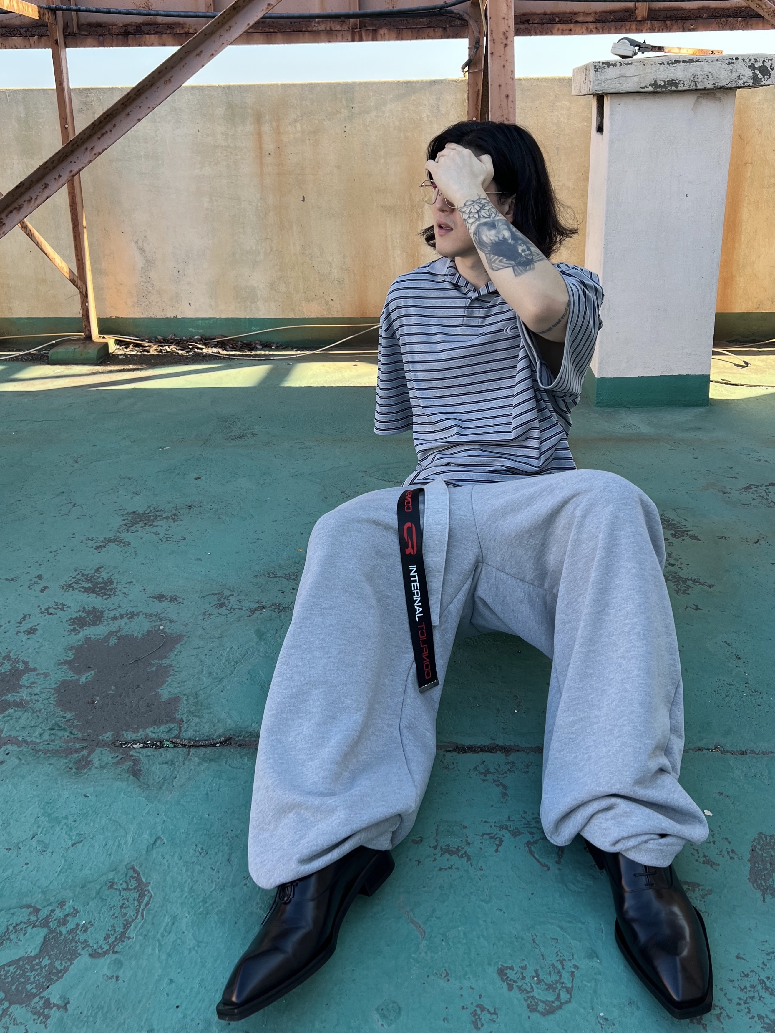 CSC x Soulesures SC:ENE 001, MJD x Koin Seoul Belted Heavy Sweat Baggy Pants Melange Grey 착용 스타일 - 1