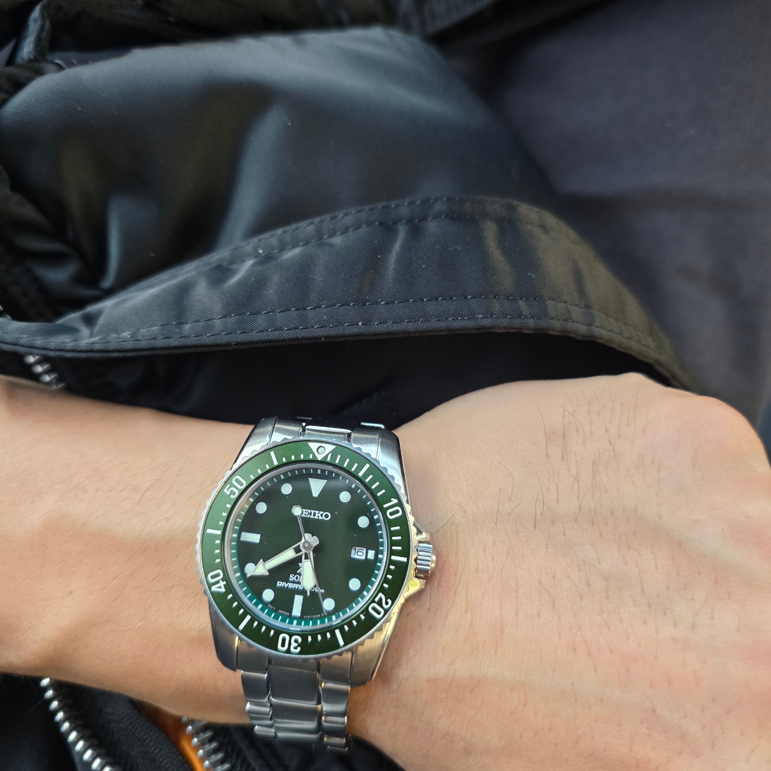 Seiko Sports SNE583P1 Green Sunray Finish, Porter Tanker Shoulder Bag L Black 착용 스타일
