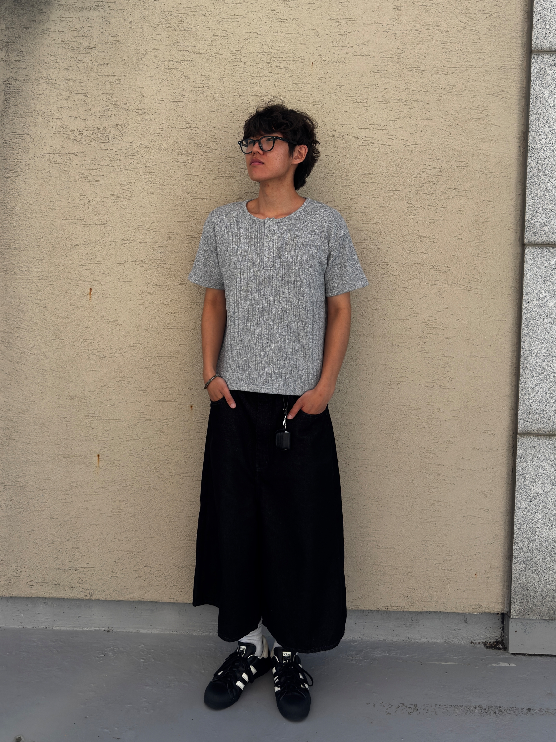 Knitted Henley Neck Crop Knit T-Shirts Grey 착용 스타일 - 1