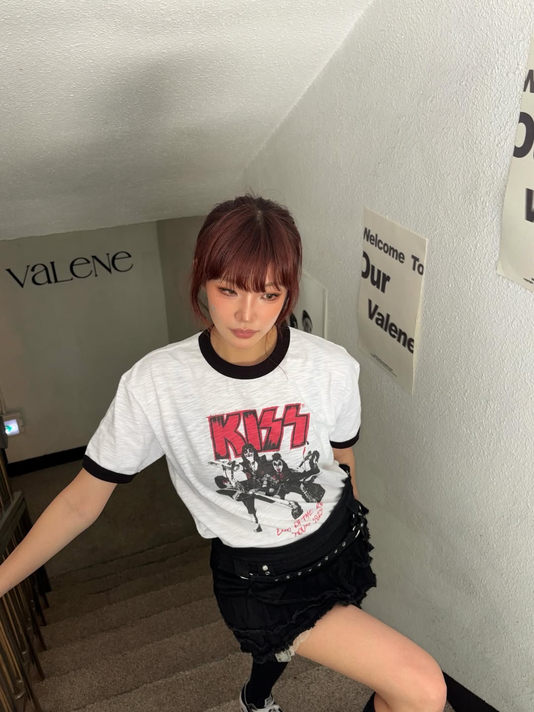 MAINBOOTH X KISS End of the Road T-shirt White 착용 스타일 - 1