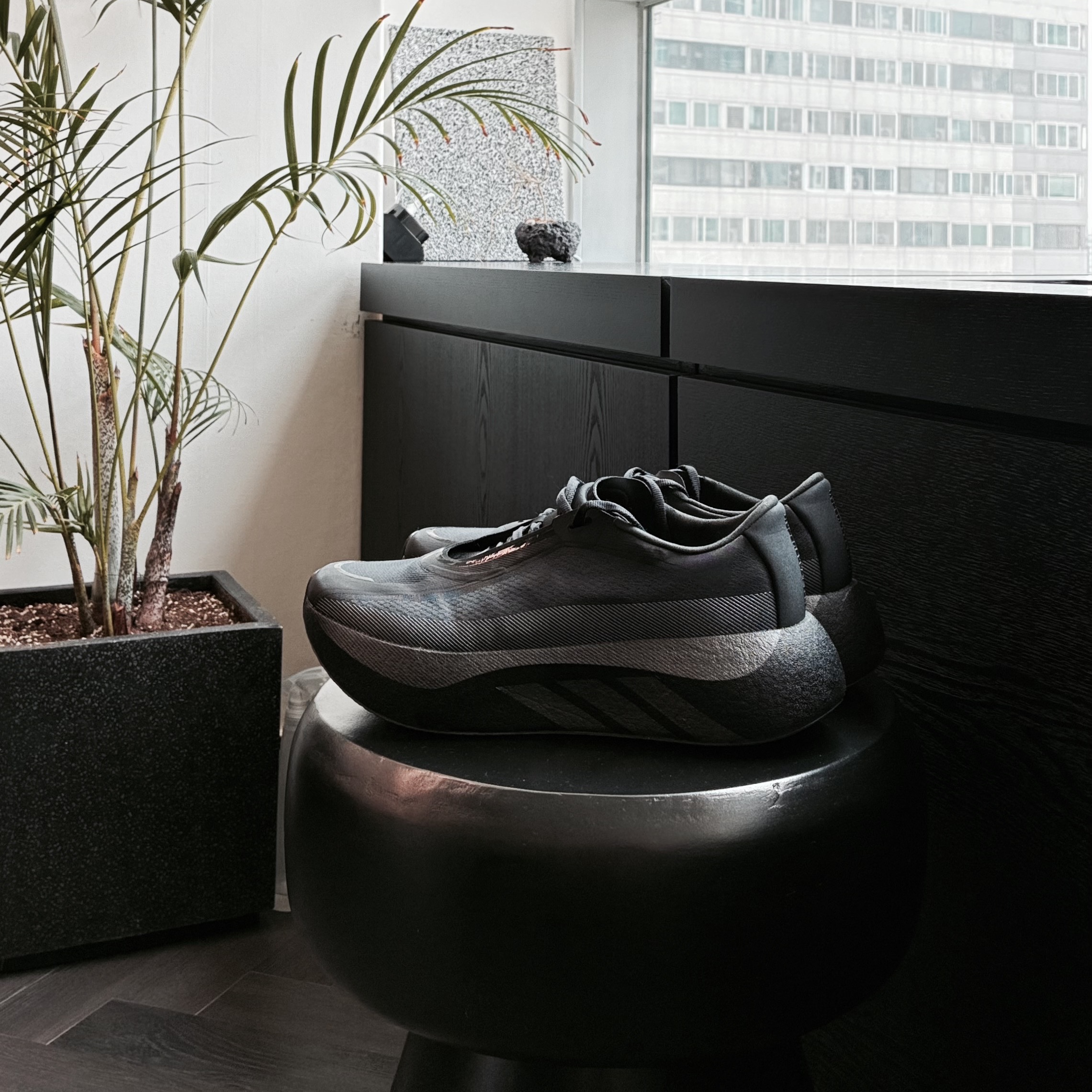 Adidas Hyperboost Edge Core Black Carbon 착용 스타일
