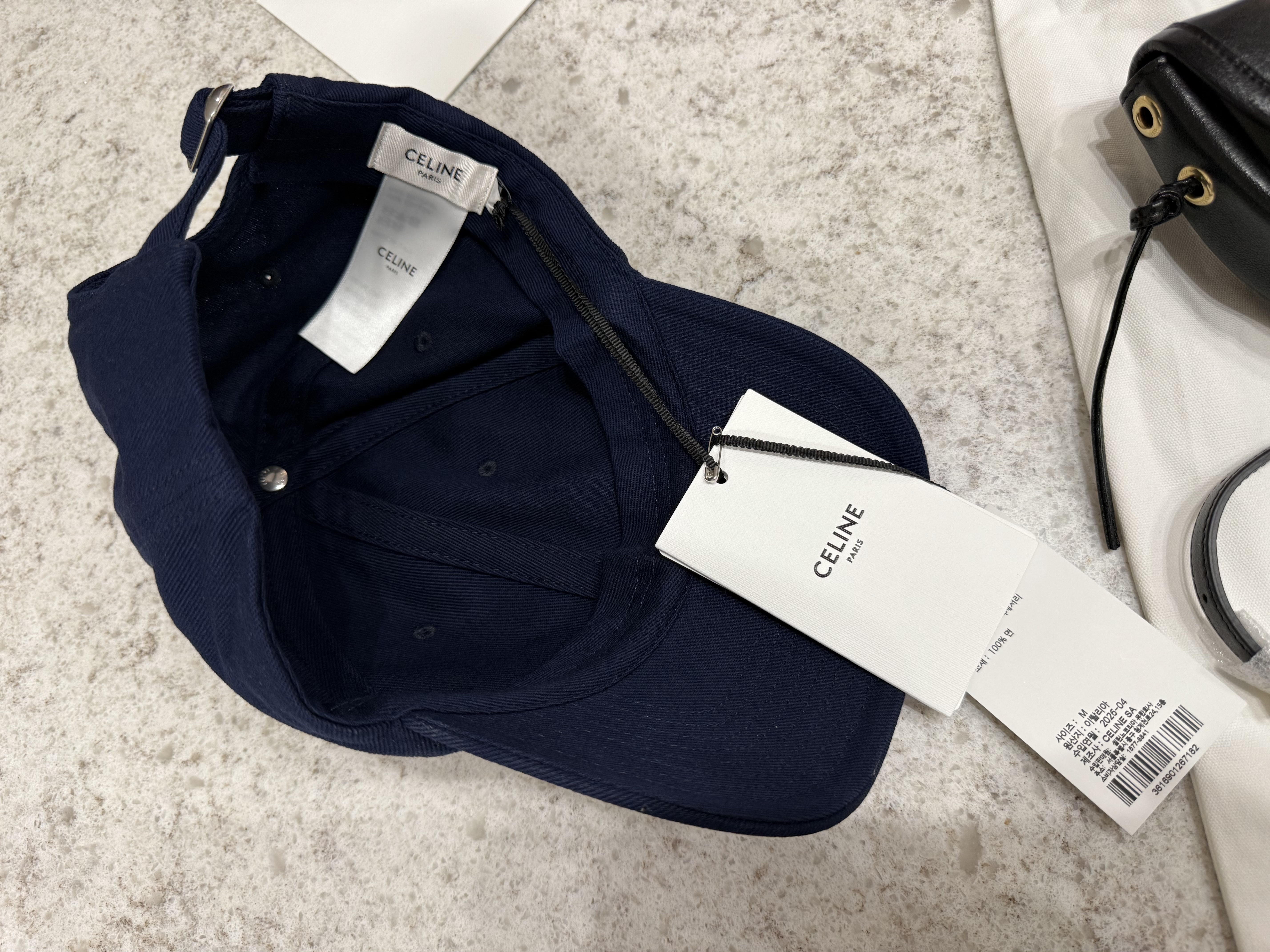 (W) Celine Richelieu Cap in Cotton Twill Navy, Celine Little Halfmoon Soft Triomphe in Supple Shiny Lambskin Black 착용 스타일 - 5