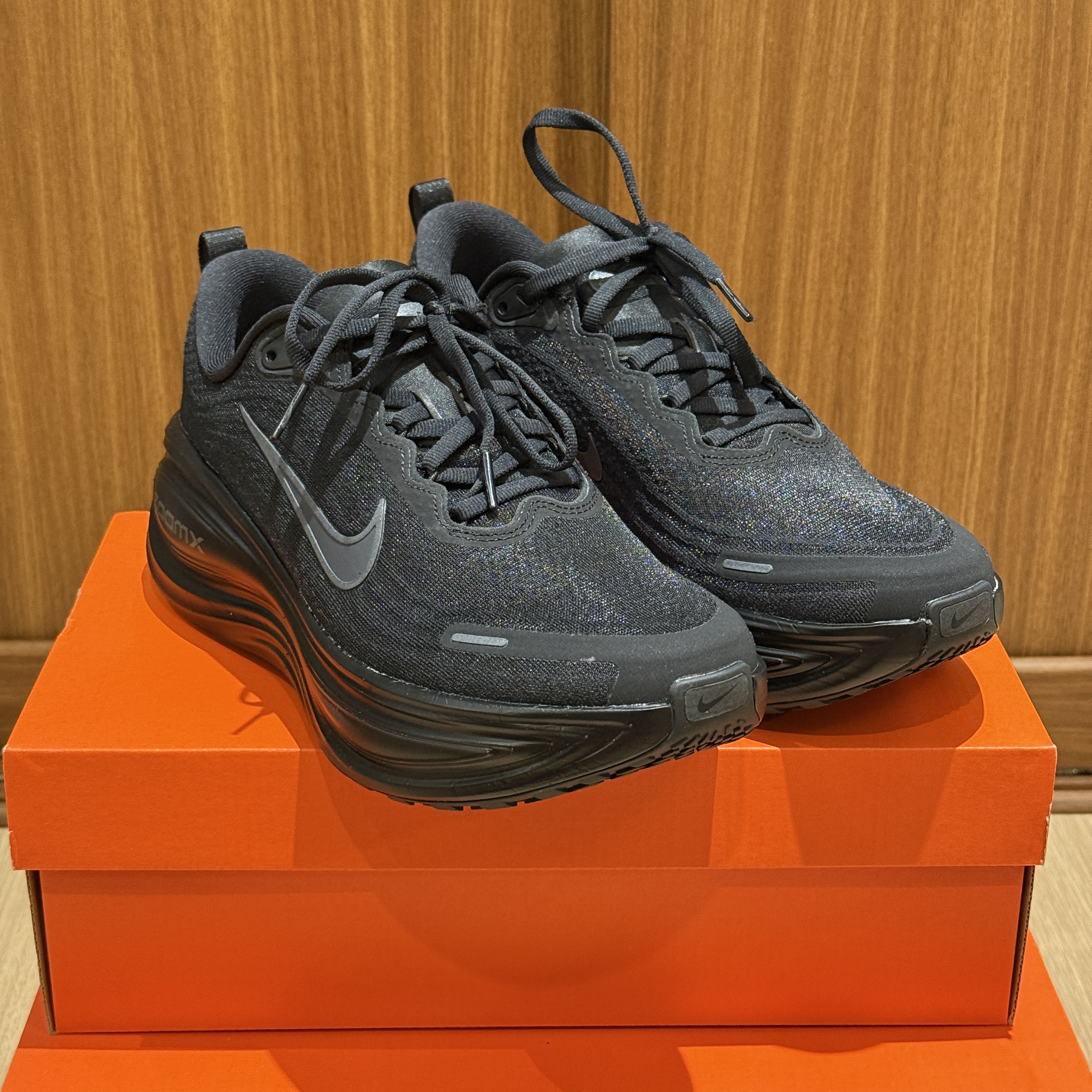 Nike Vomero Plus Black Metallic Dark Grey 착용 스타일 - 2