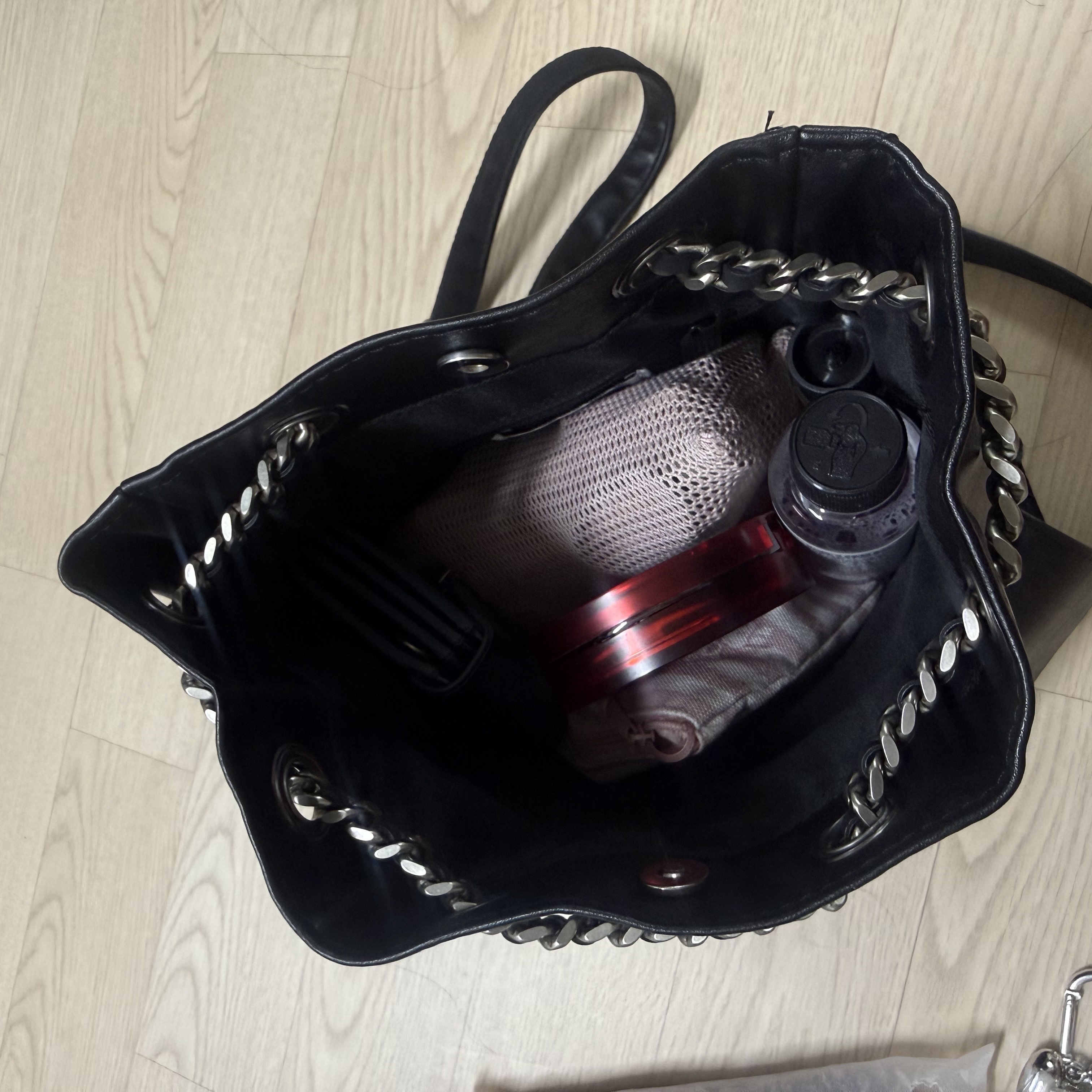 (W) Adidas Classic Sports Shoulder Bag Black 착용 스타일 - 4