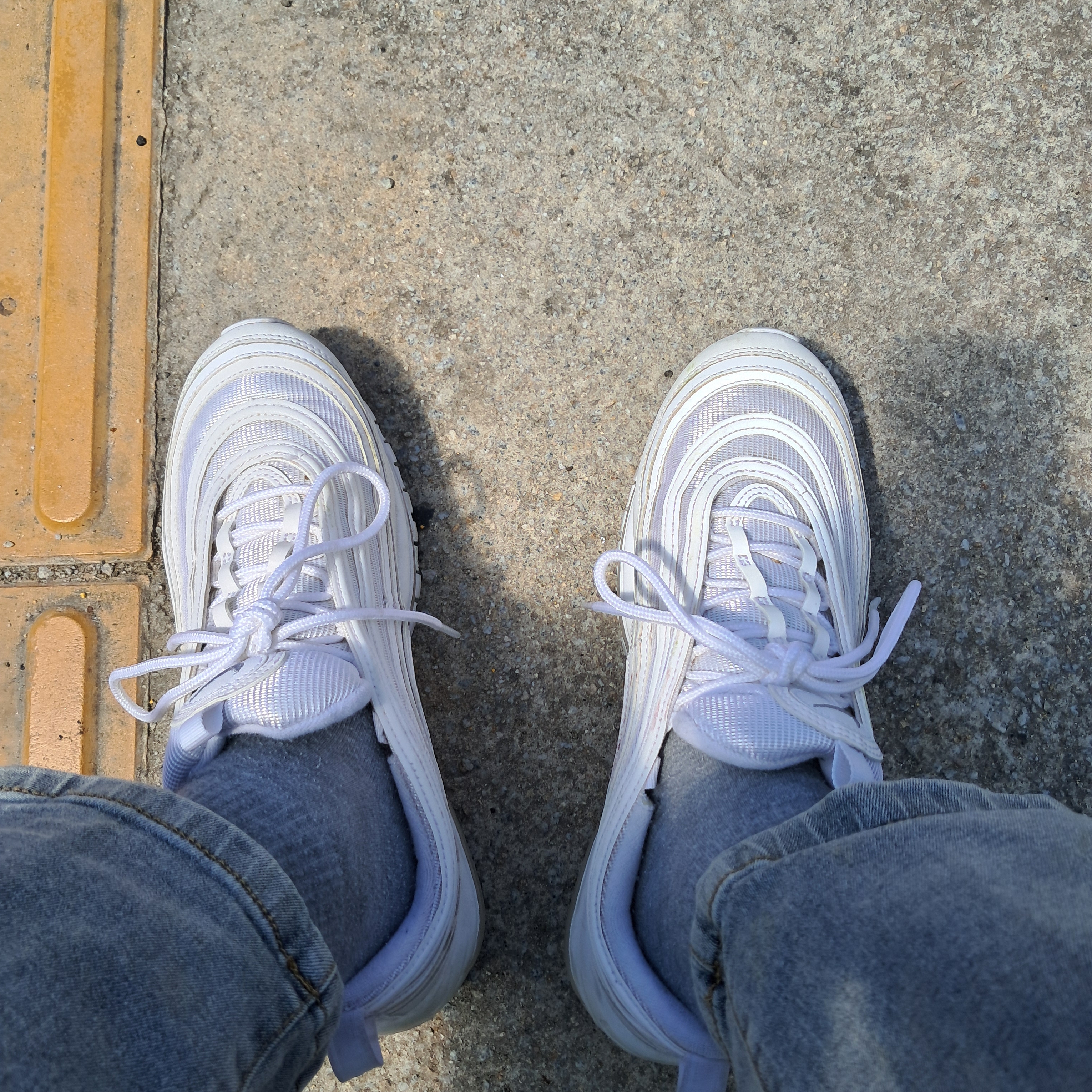Nike Air Max 97 Triple White Wolf Grey 착용 스타일 - 2