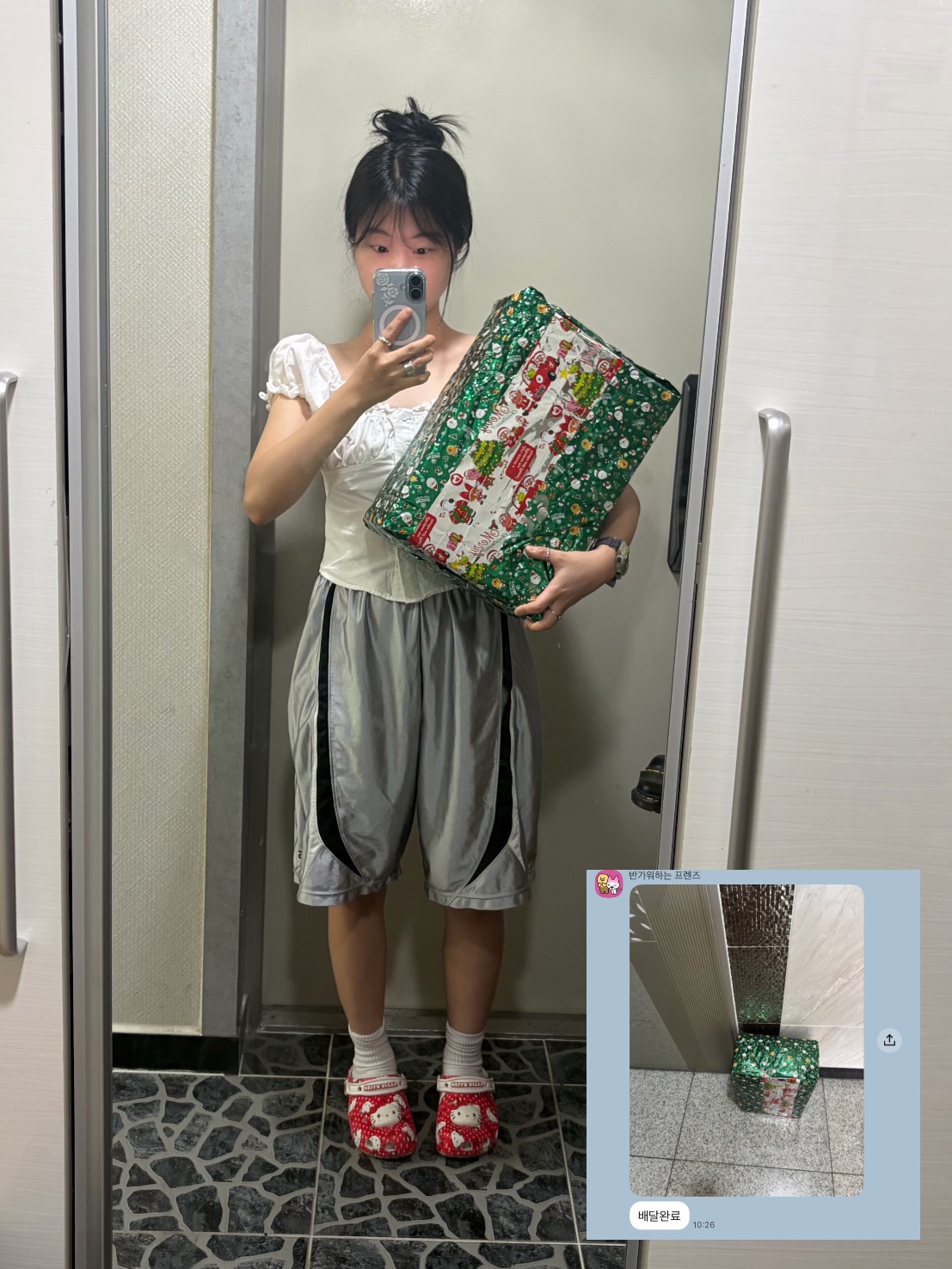 Crocs x Hello Kitty Classic Clog Multi, Casio G-Shock x Mischief Limited Edition Deadly Combination GMA-S140MC-1A 착용 스타일 - 1