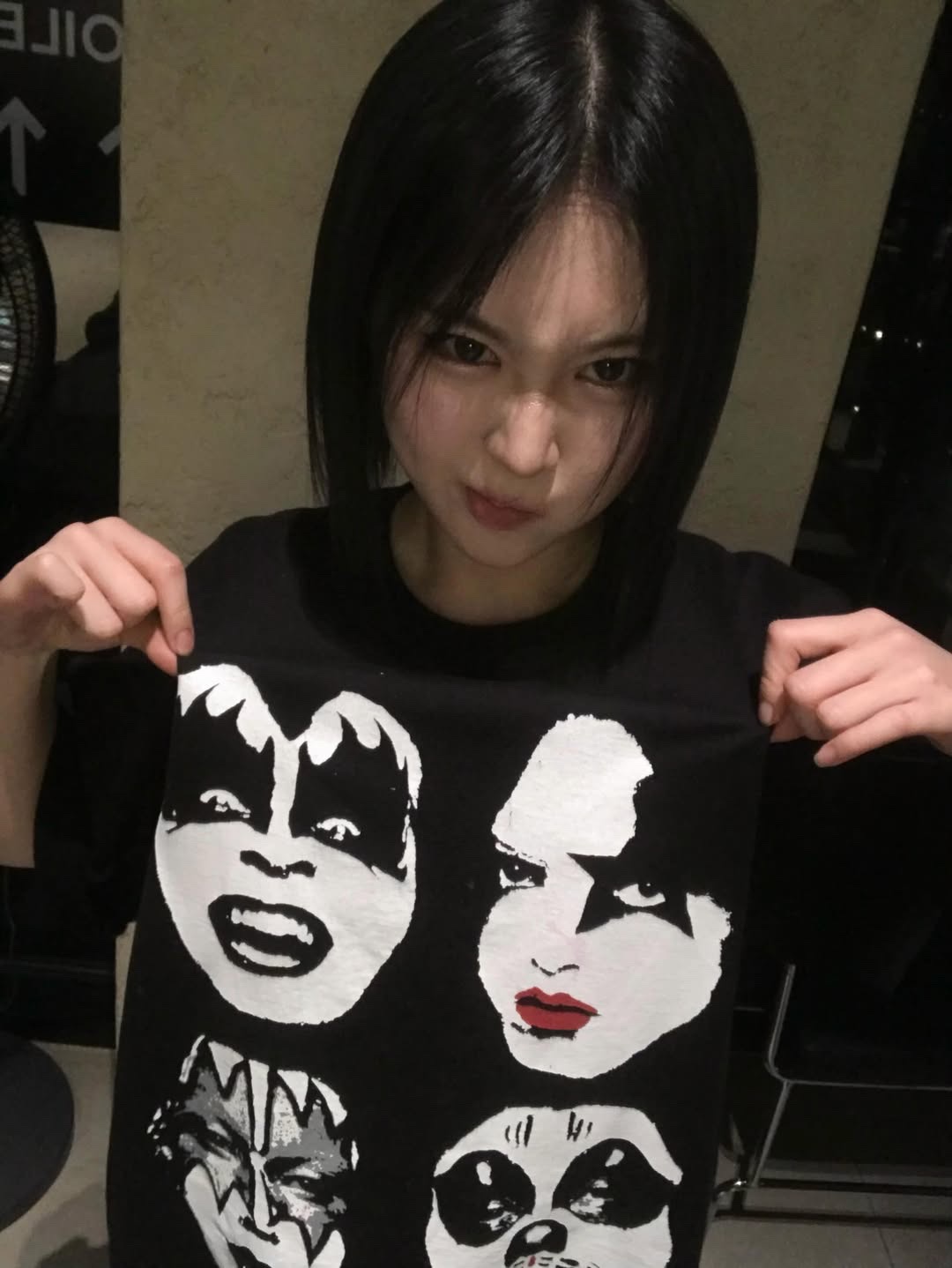 MAINBOOTH X KISS Four Faces Oversized T-shirt Black 착용 스타일 - 6