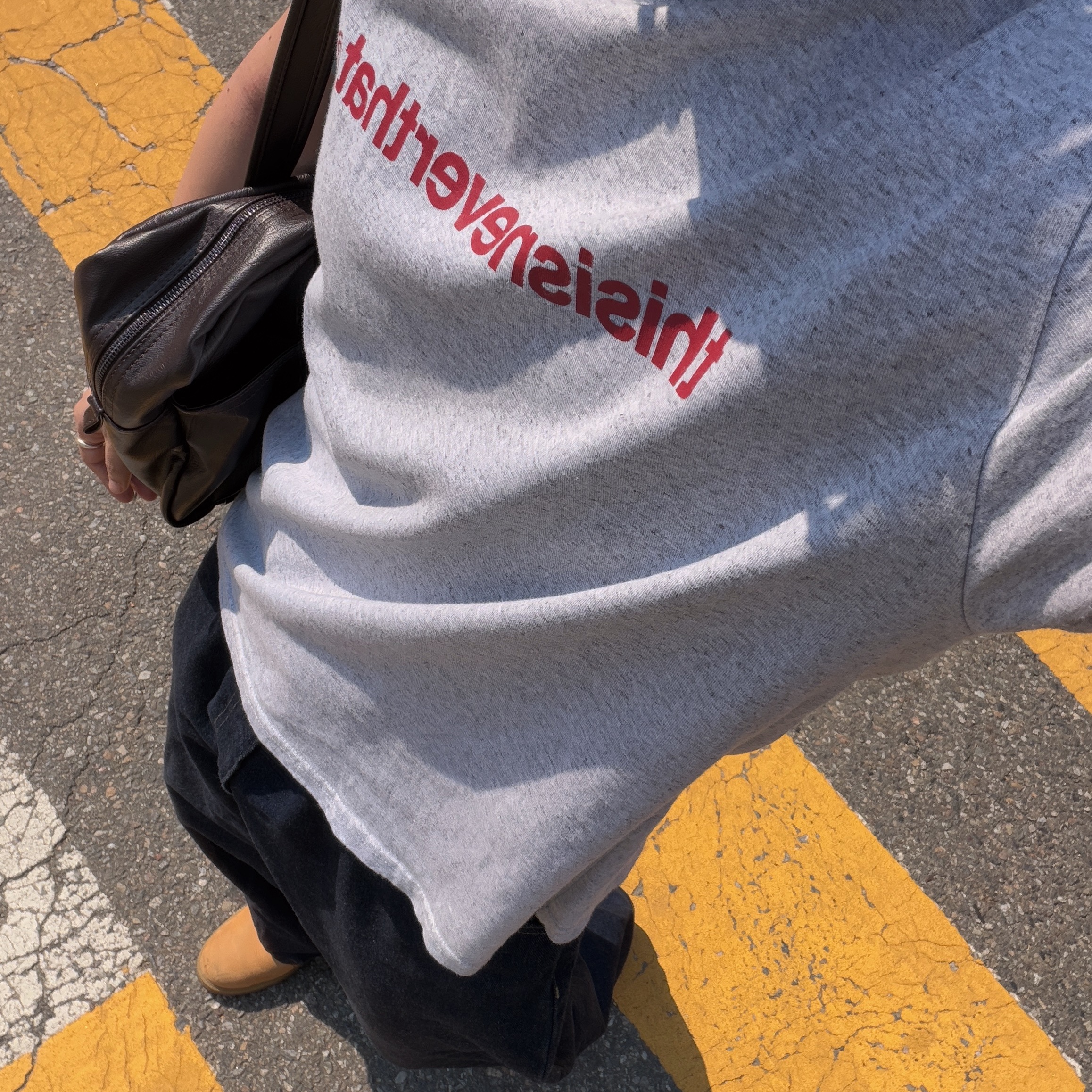 Thisisneverthat T-Logo T-Shirt Heather Grey, Carhartt WIP Brandon Pants Blue Rigid 착용 스타일 - 1