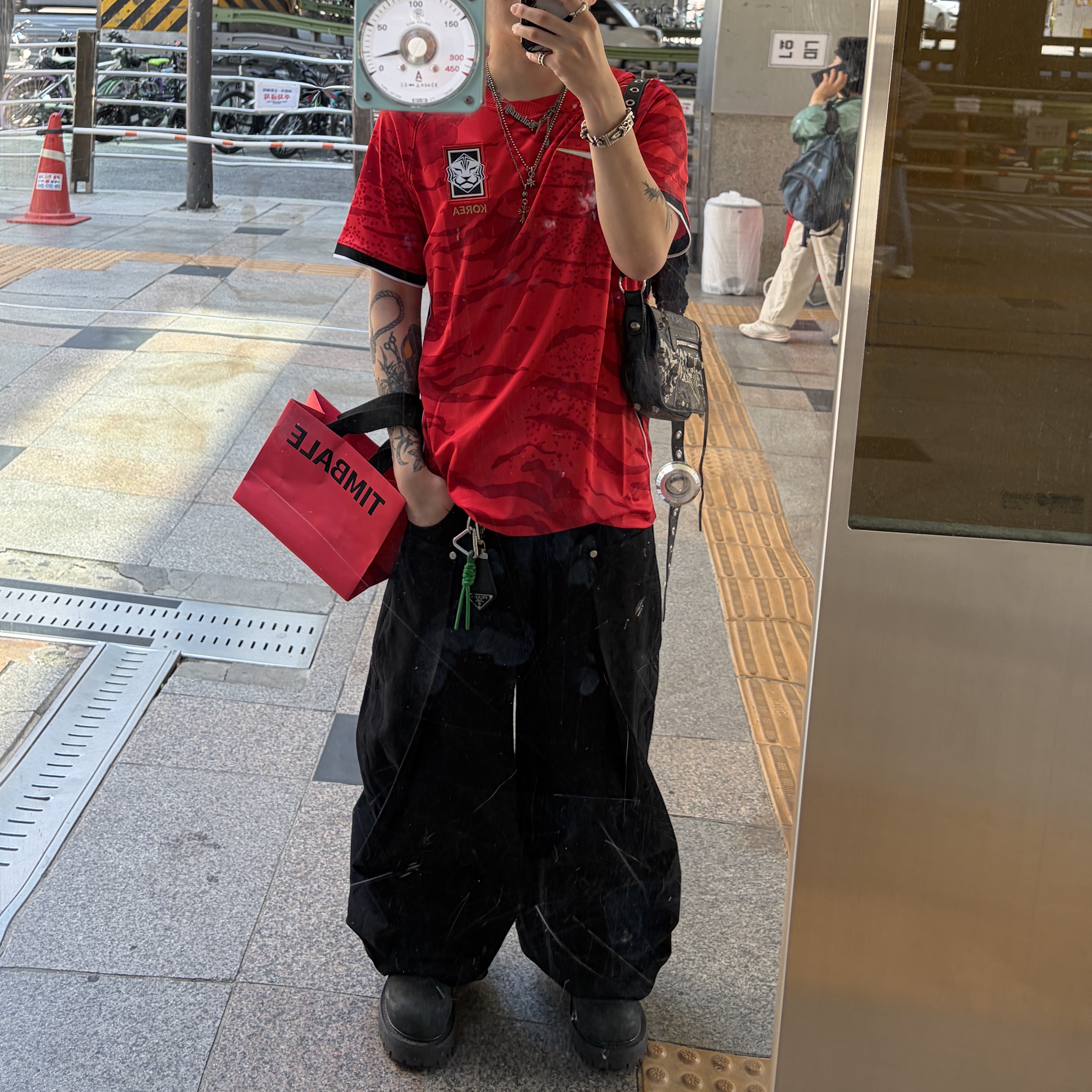 Nike Korea 2026 Stadium Home Dri-Fit Soccer Replica Jersey Global Red Black (Non Marking Ver.), Balenciaga Le Cagole XS Flap Bag DIY Metalin Black 착용 스타일