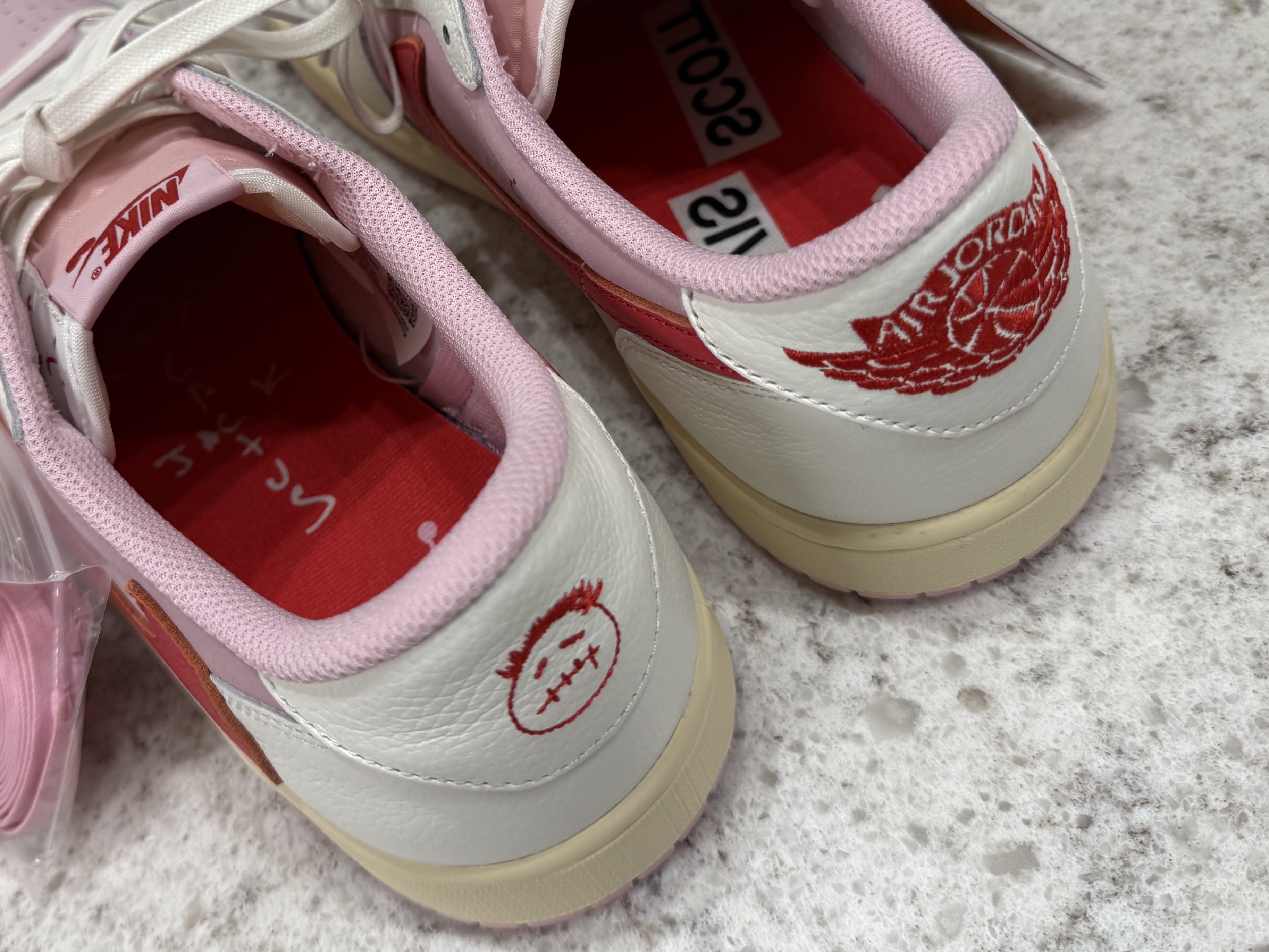 Jordan 1 x Travis Scott Retro Low OG SP Sail Tropical Pink 착용 스타일 - 5
