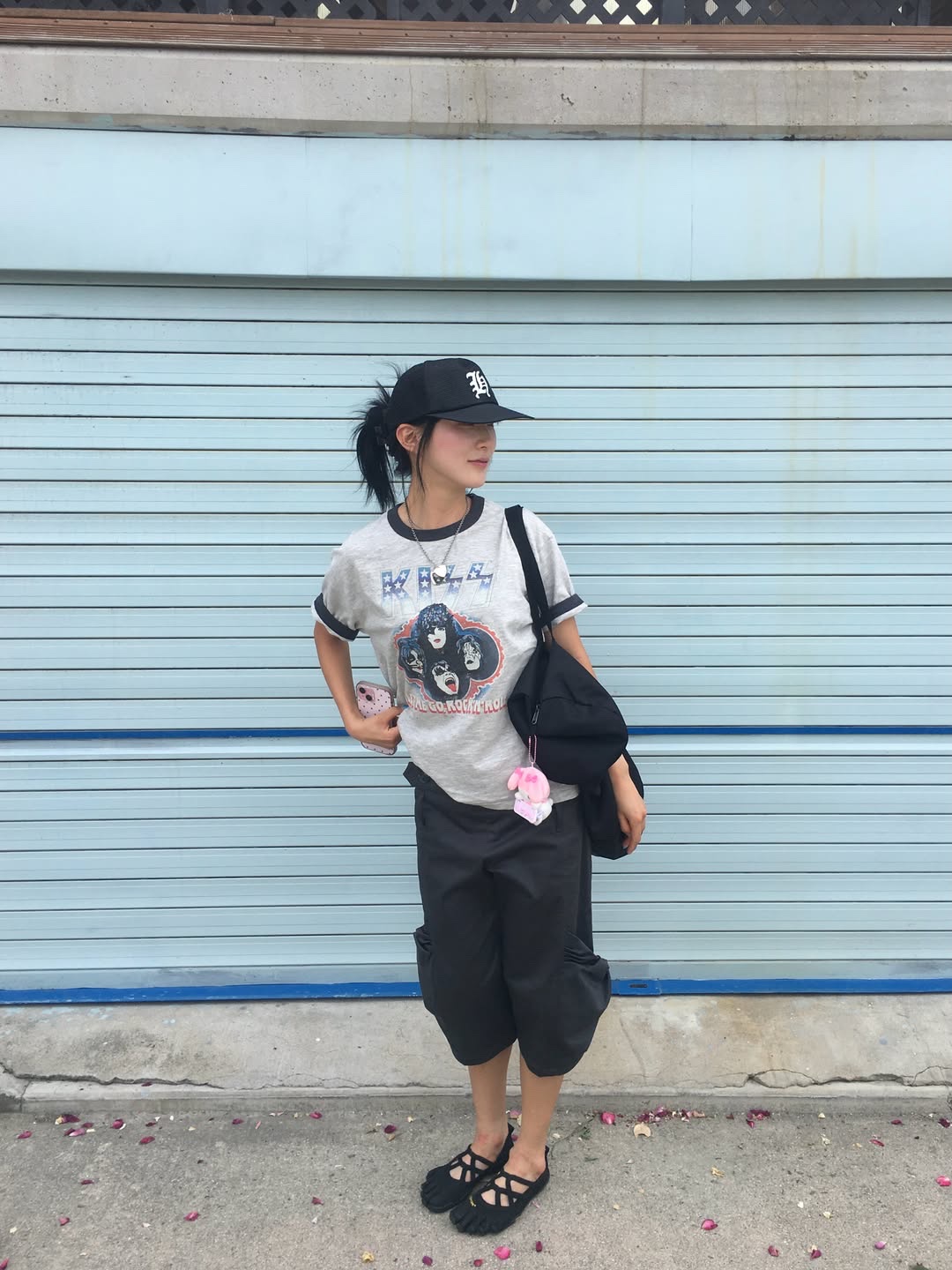 MAINBOOTH X KISS USA Logo T-shirt Gray 착용 스타일 - 2