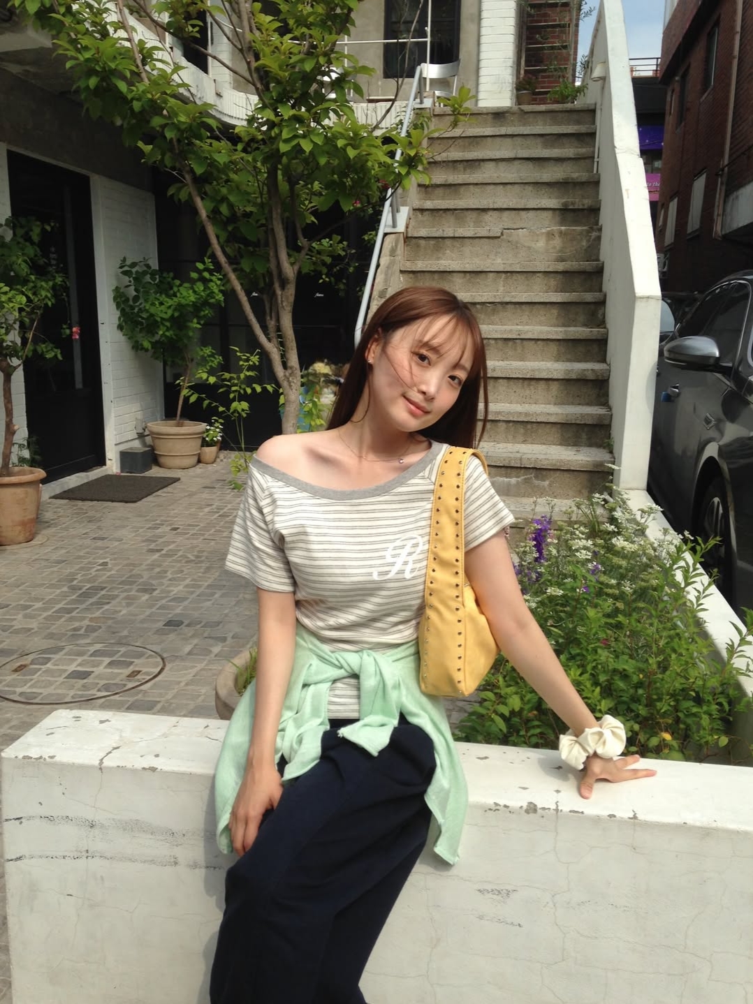 Rosefrantz Stripe One-shoulder T-shirt [Gray] 착용 스타일 - 3