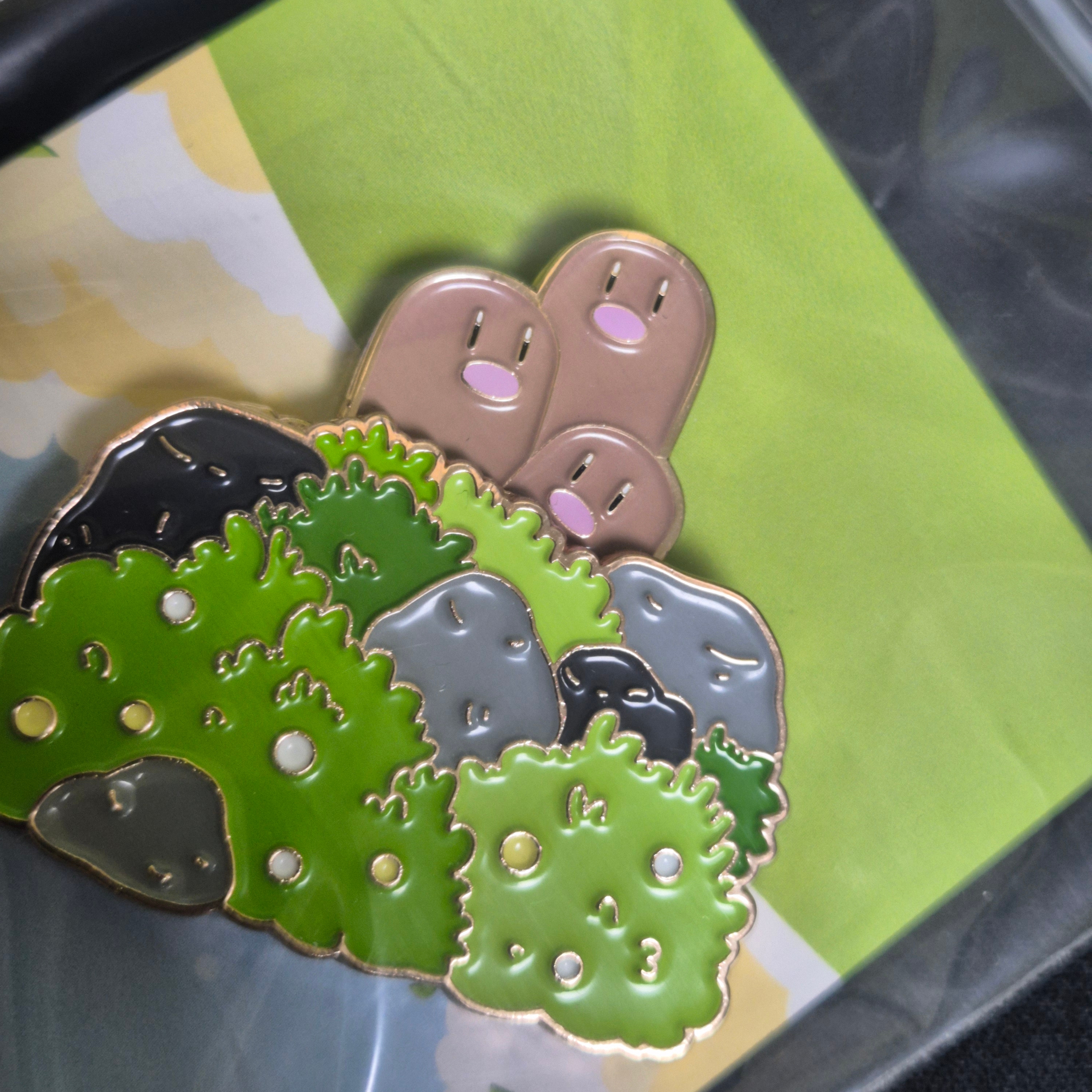 Pokemon x Isaac Toast Metal Badge Dugtrio (Opened) 착용 스타일