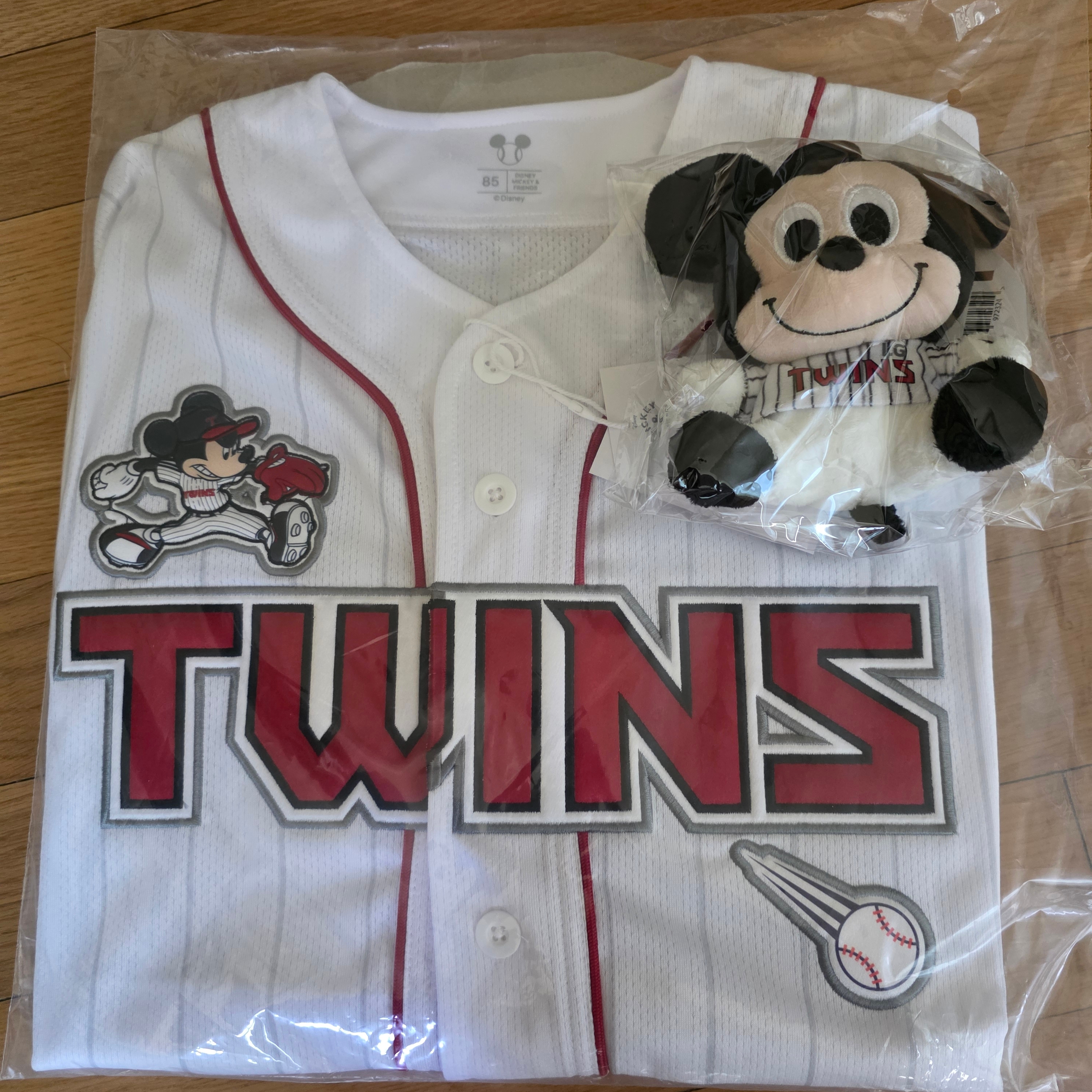 Disney MICKEY&FRIENDS KBO LGtwins Uniform 착용 스타일