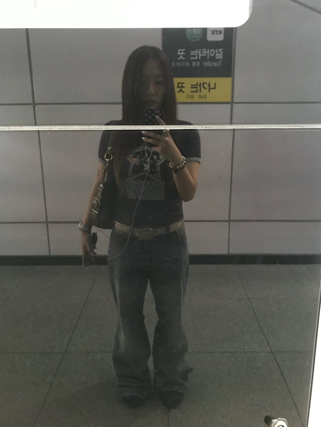 MAINBOOTH X KISS Woman Star T-shirt Charcoal 착용 스타일 - 3