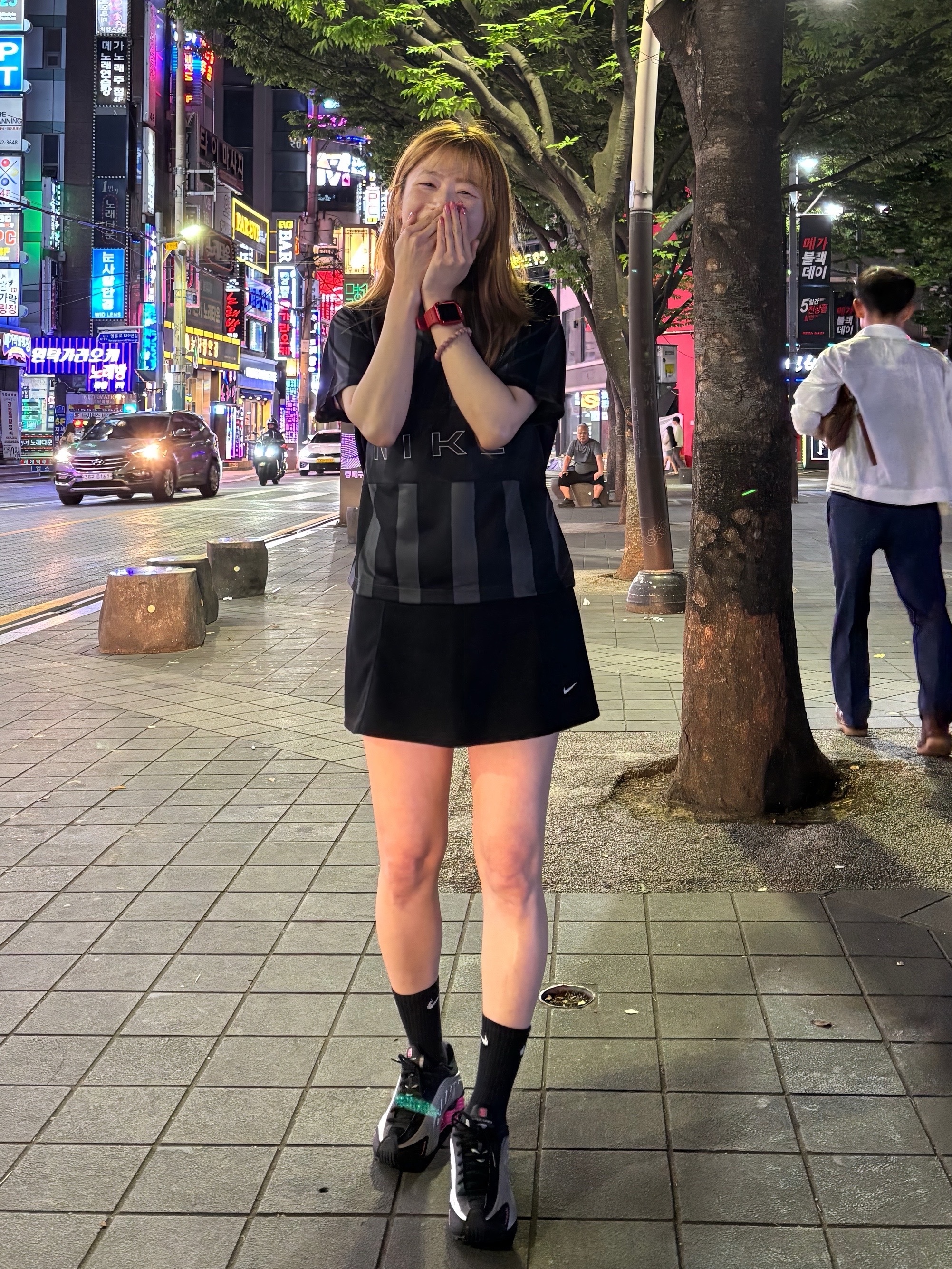 (W) Nike Shox R4 Black Pinksicle, (W) Nike NSW Oversized Jersey Black Chalk - Asia 착용 스타일 - 8