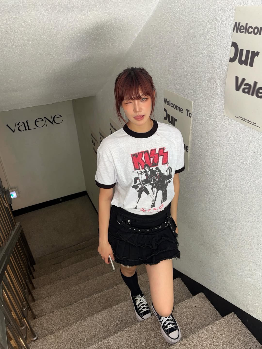 MAINBOOTH X KISS End of the Road T-shirt White 착용 스타일 - 4