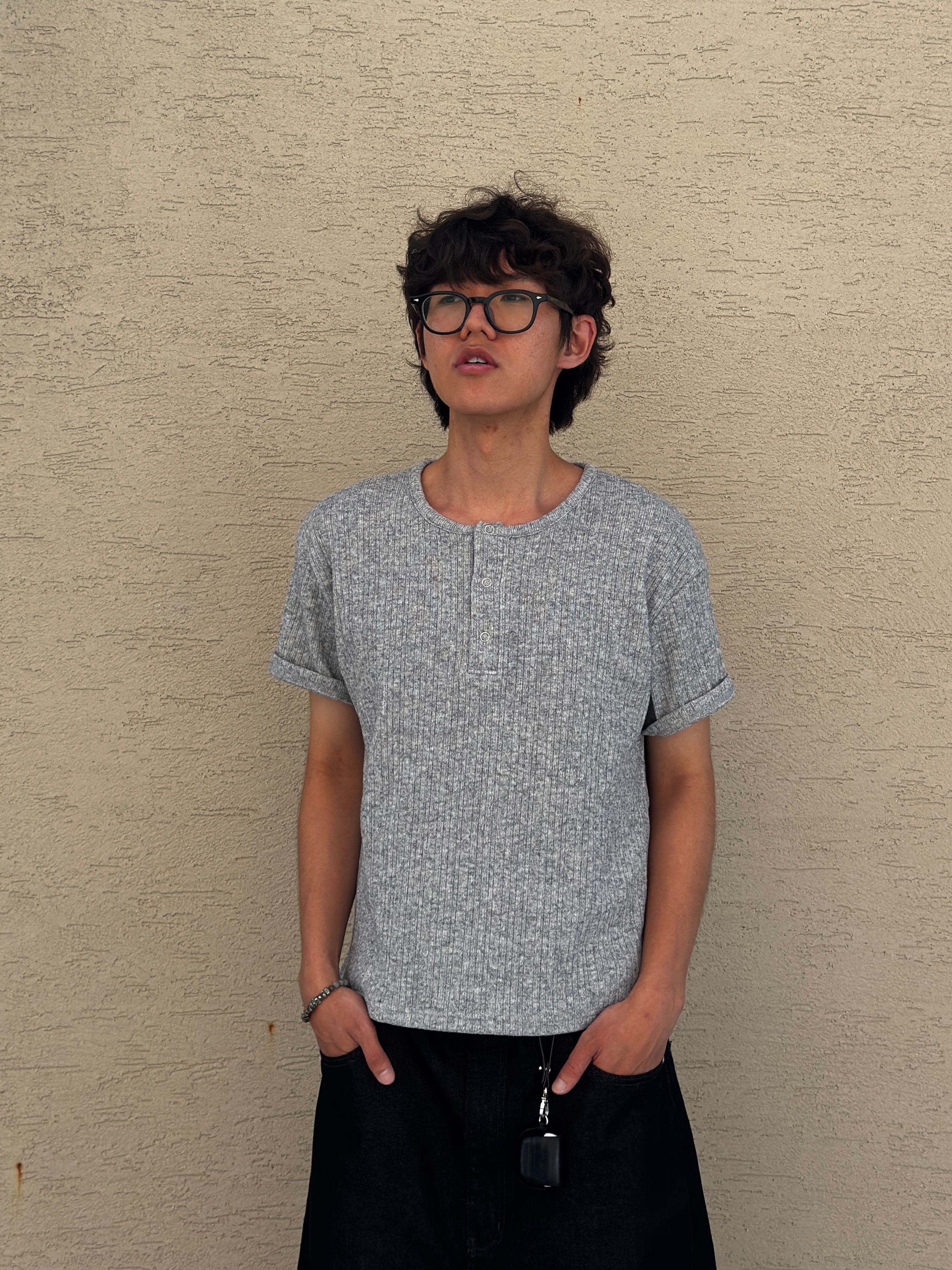 Knitted Henley Neck Crop Knit T-Shirts Grey 착용 스타일 - 2