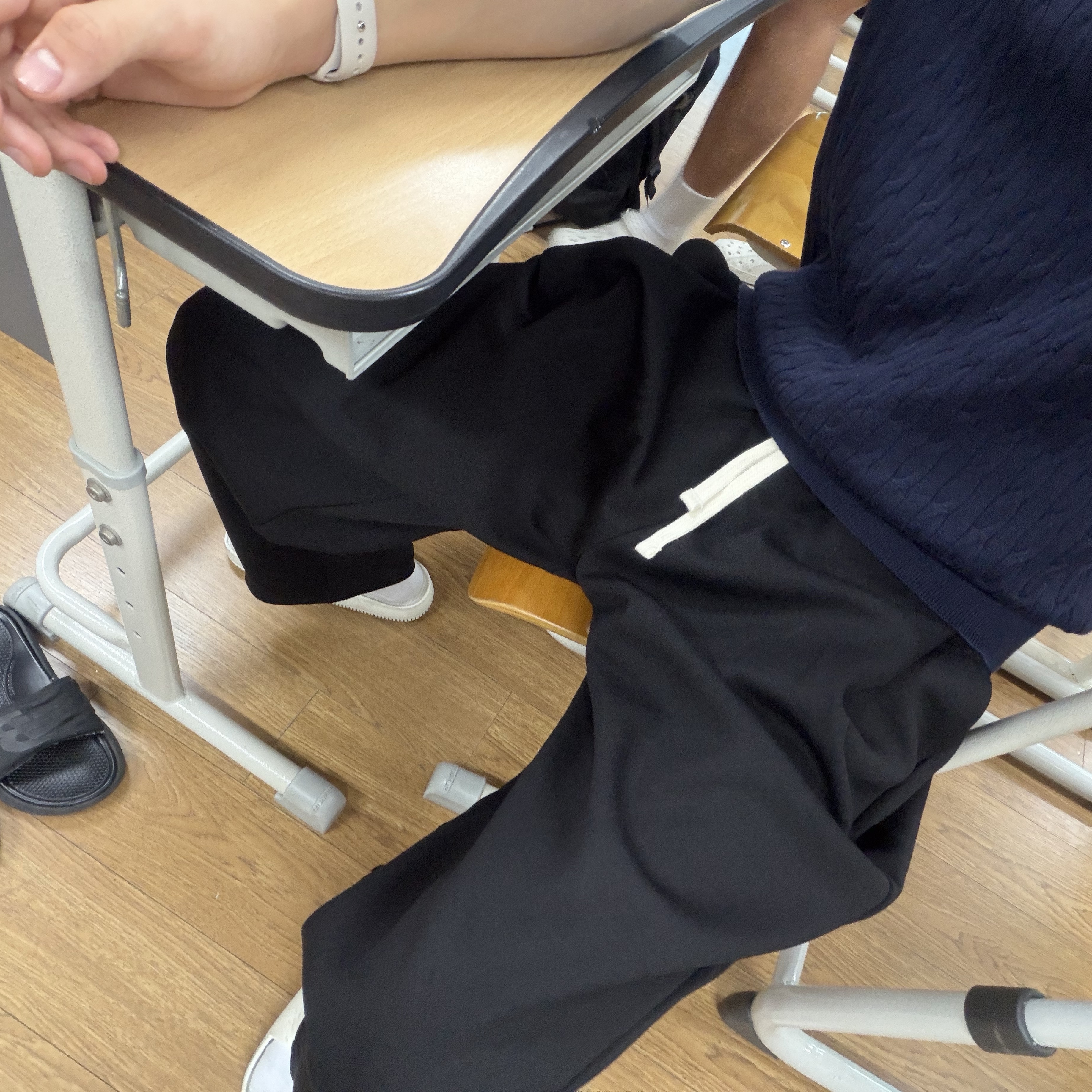 Knitted Curved Training Pants Black 착용 스타일