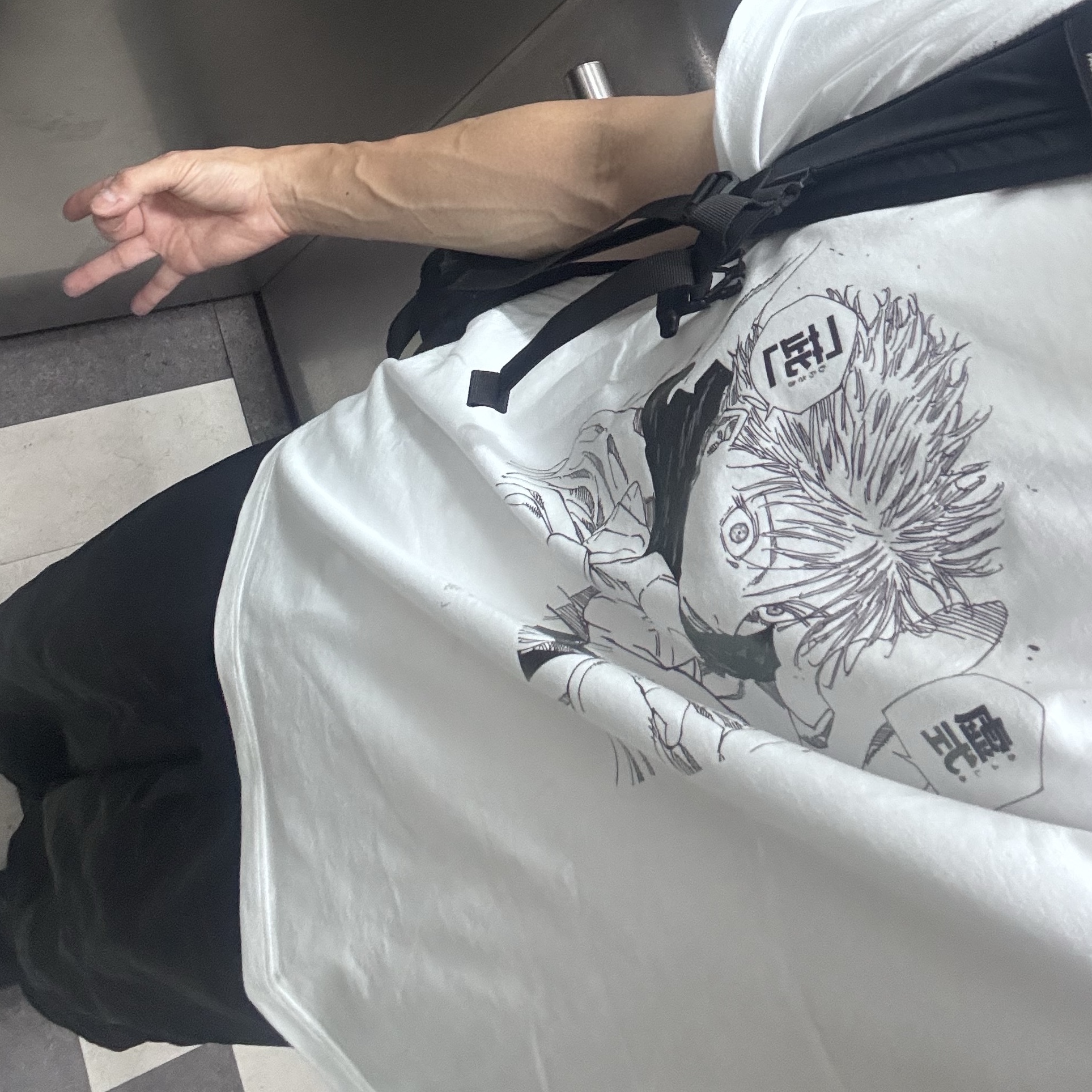 Uniqlo UT Shueisha 100th Anniversary Jujutsu Kaisen T-Shirt White 착용 스타일