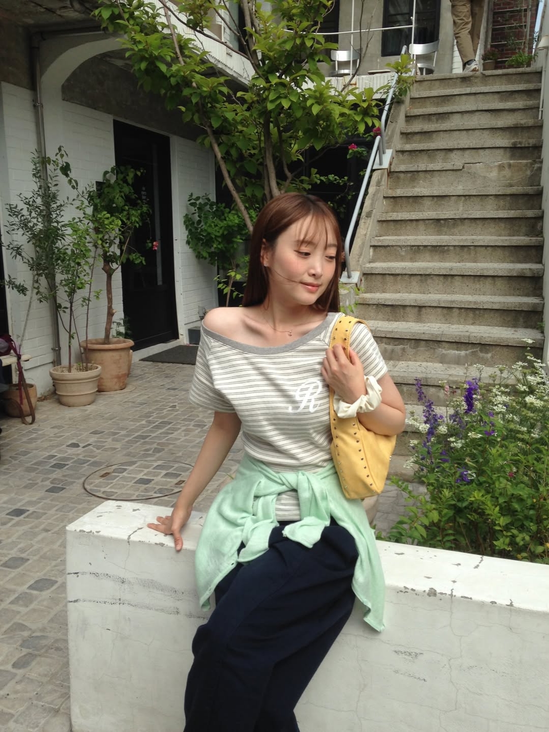 Rosefrantz Stripe One-shoulder T-shirt [Gray] 착용 스타일 - 2