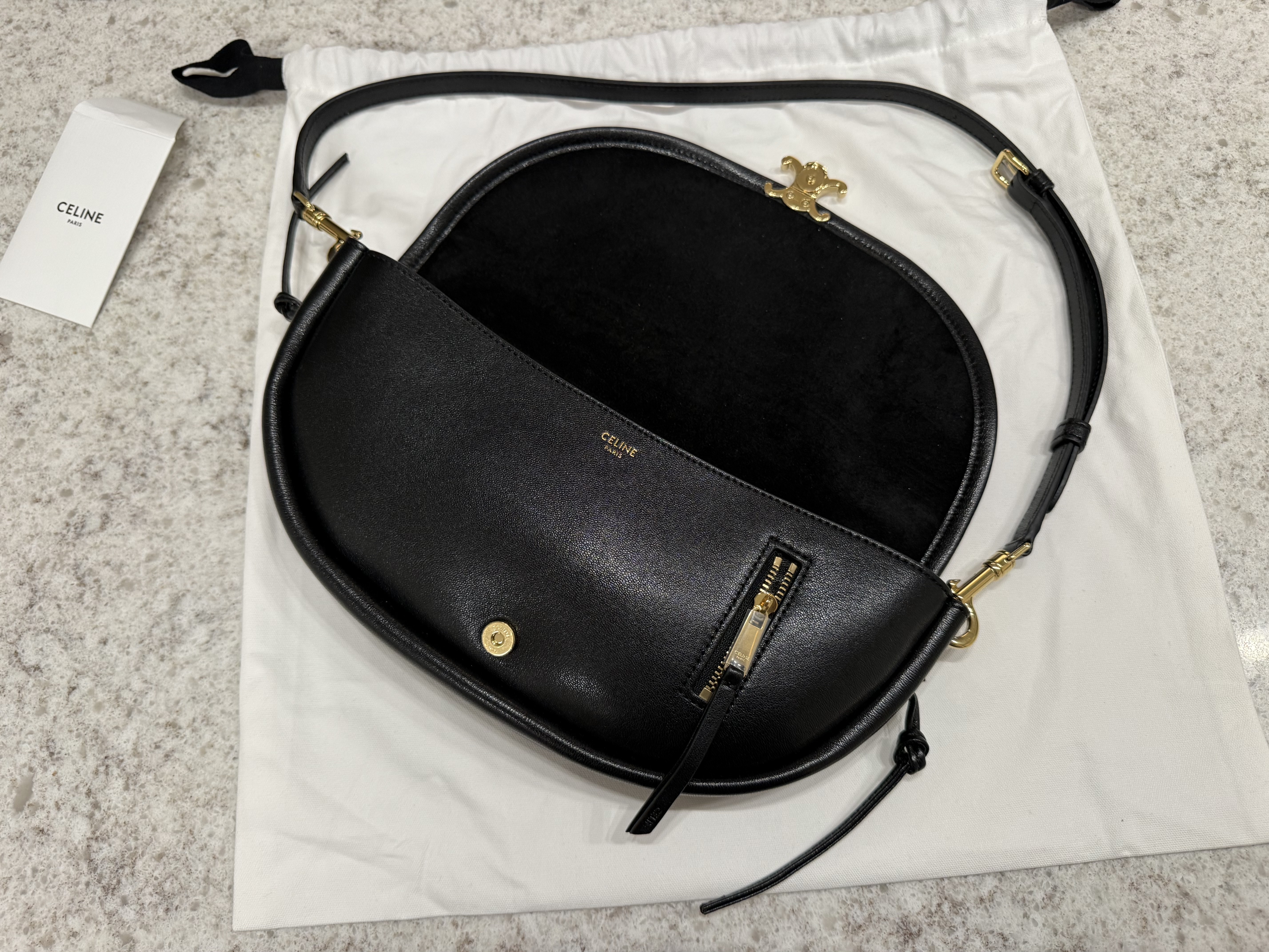 (W) Celine Richelieu Cap in Cotton Twill Navy, Celine Little Halfmoon Soft Triomphe in Supple Shiny Lambskin Black 착용 스타일 - 3