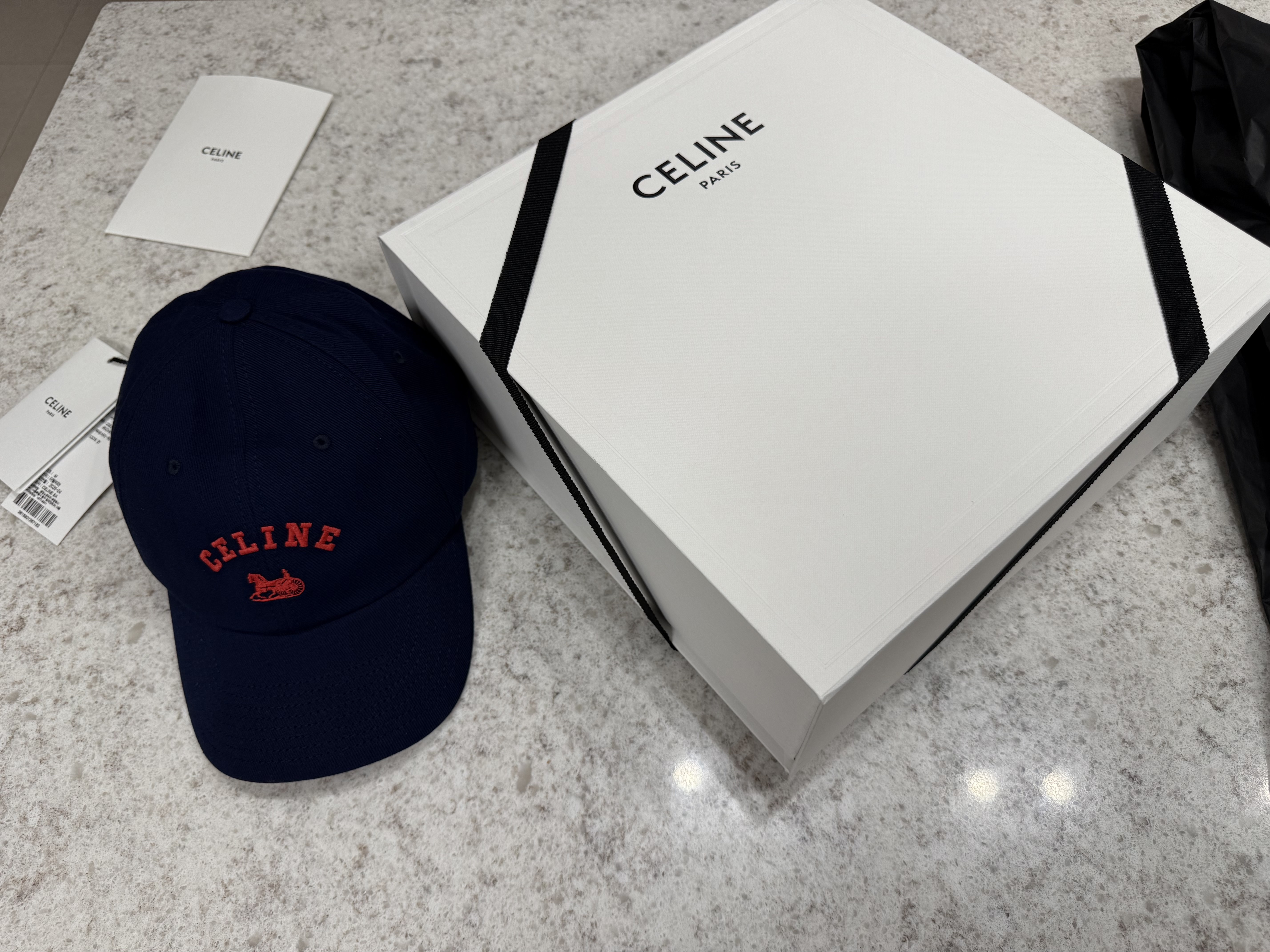 (W) Celine Richelieu Cap in Cotton Twill Navy, Celine Little Halfmoon Soft Triomphe in Supple Shiny Lambskin Black 착용 스타일 - 6