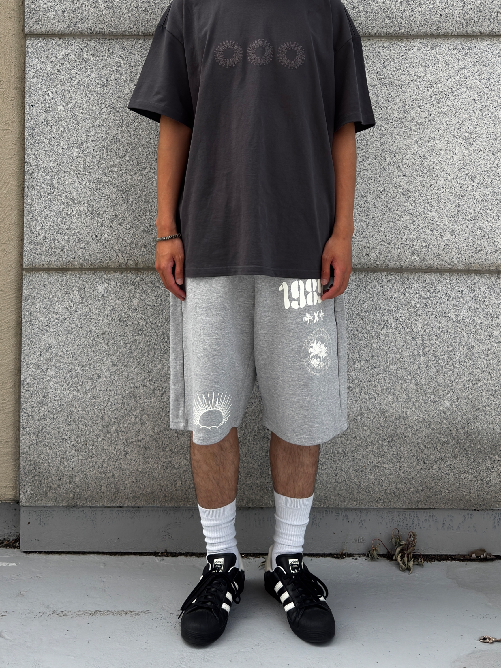 [KREAM 단독] Knitted 1989 Sunrise Graphic Bermuda Half Pants Black, [KREAM 단독] Knitted 1989 Sunrise Graphic Bermuda Half Pants Melange Grey 착용 스타일 - 1