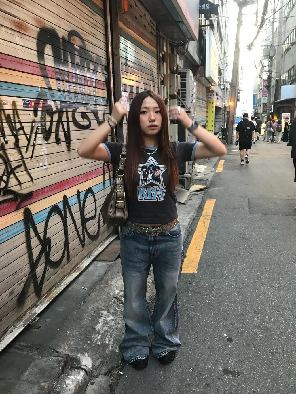MAINBOOTH X KISS Woman Star T-shirt Charcoal 착용 스타일 - 2
