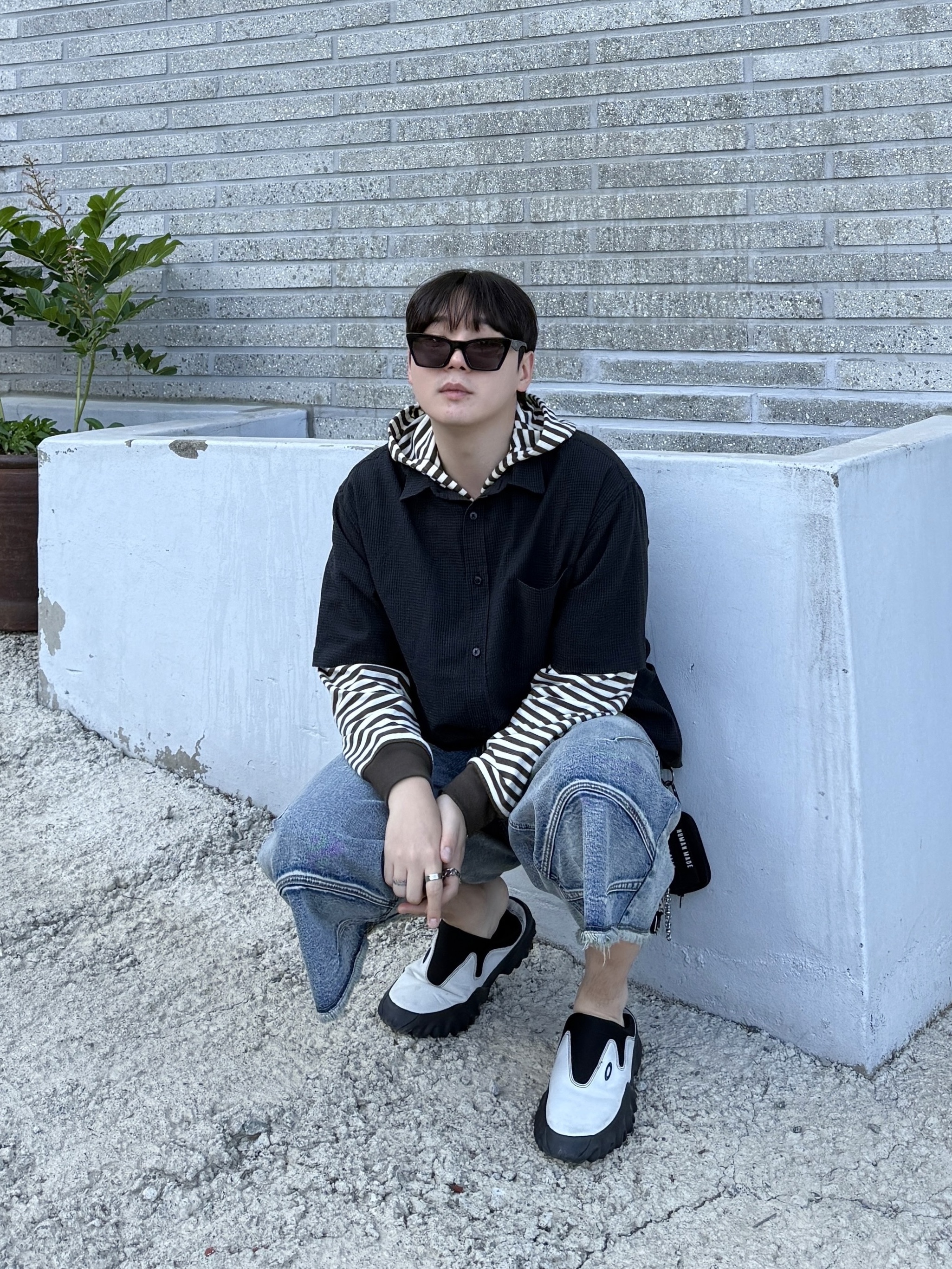 Oakley Factory Team x Brain Dead x Ssense Chop Saw Mule White, Human Made Military Card Case Black 착용 스타일 - 1