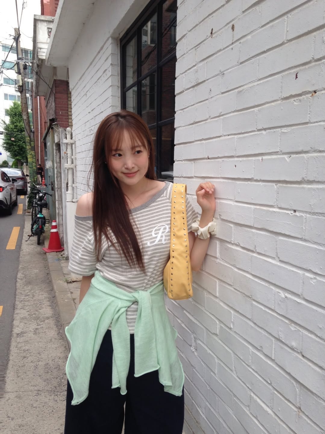 Rosefrantz Stripe One-shoulder T-shirt [Gray] 착용 스타일 - 4