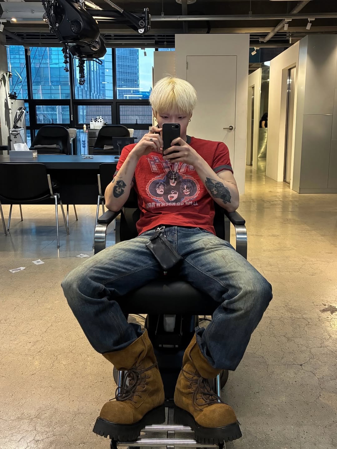 MAINBOOTH X KISS USA Logo T-shirt Red 착용 스타일 - 2