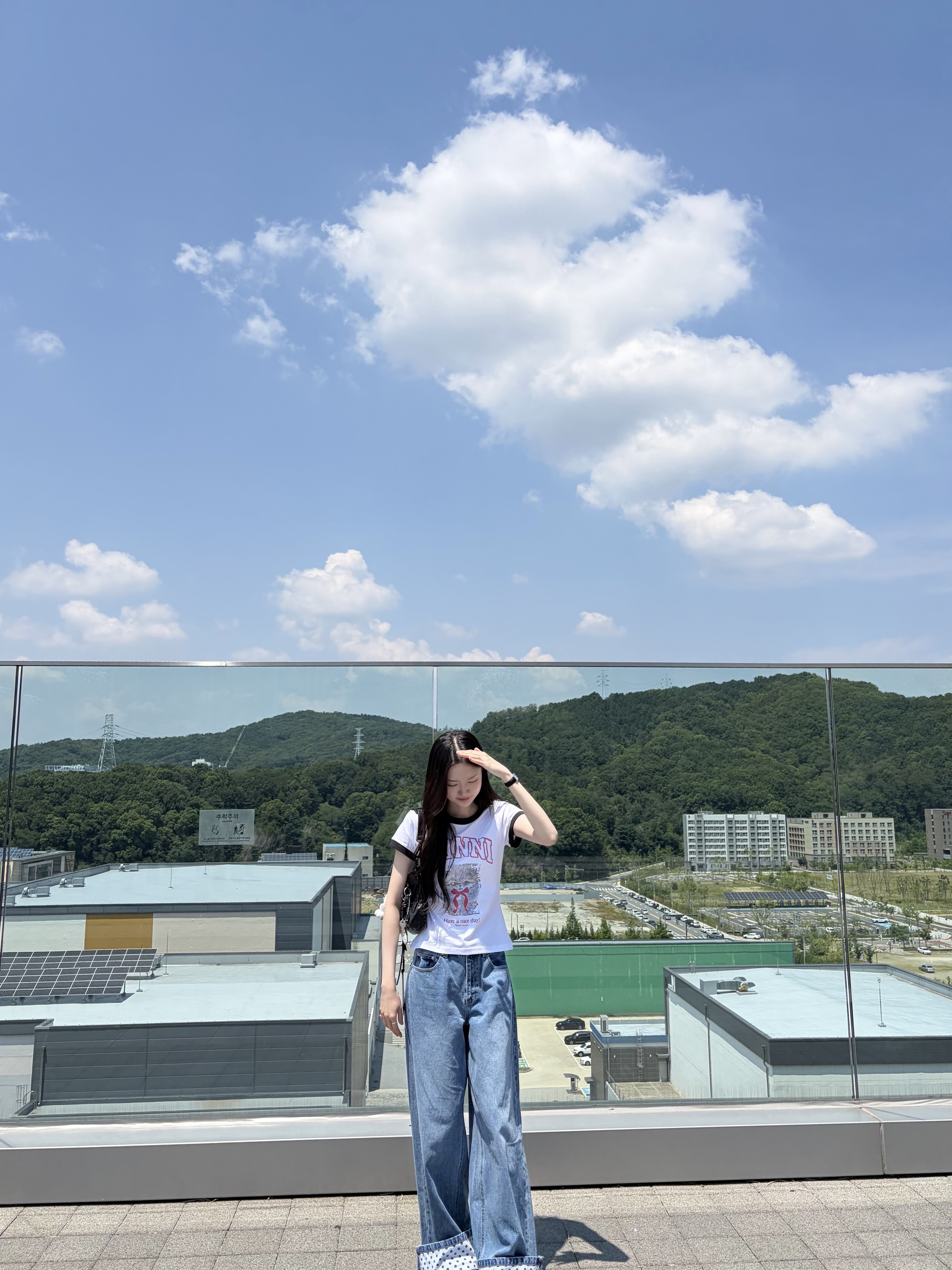 (W) Ganni Logo Print Cotton T-Shirt Bright White, Balenciaga Le City First Bag Black 착용 스타일 - 2