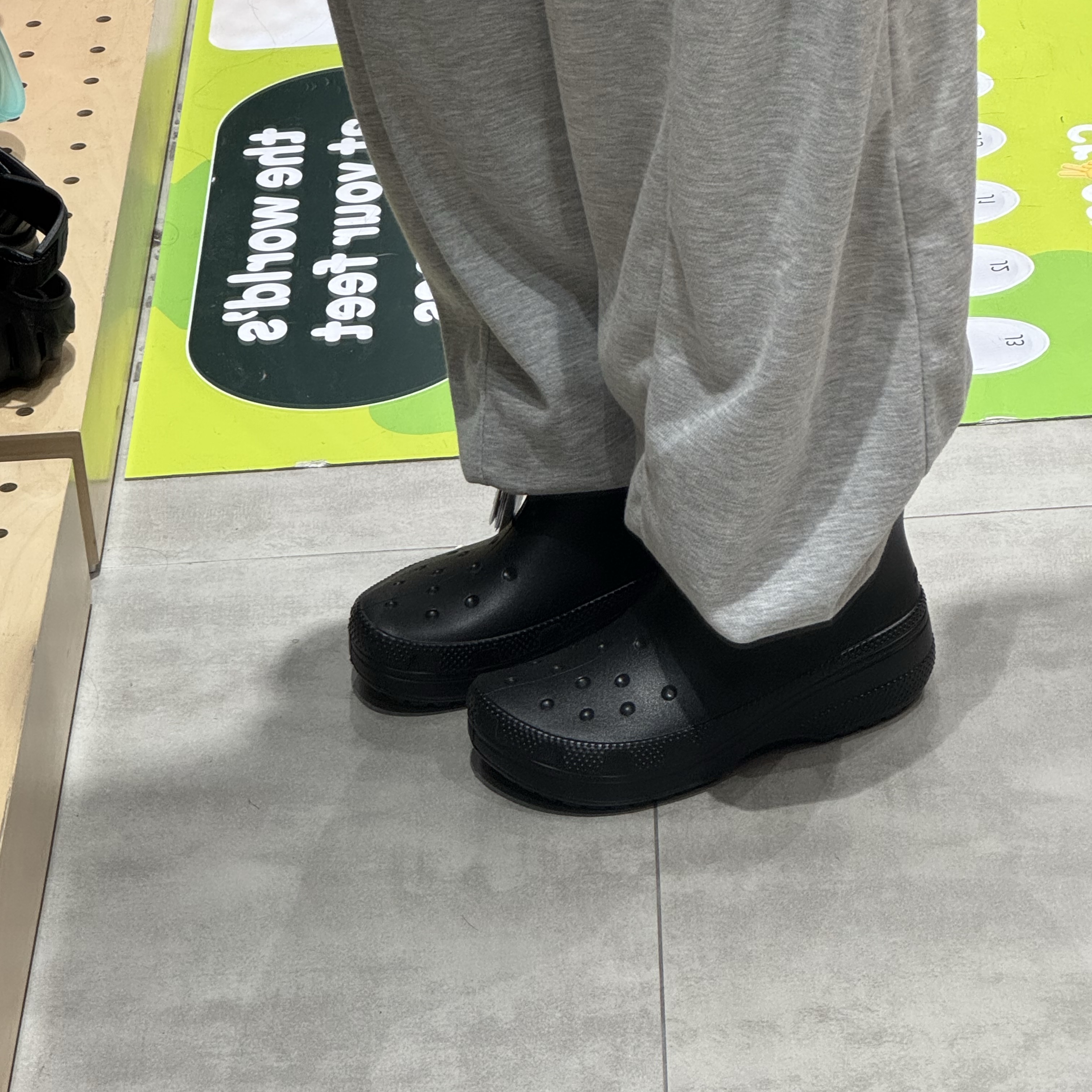 Crocs Classic Rain Boots Black 착용 스타일 - 2