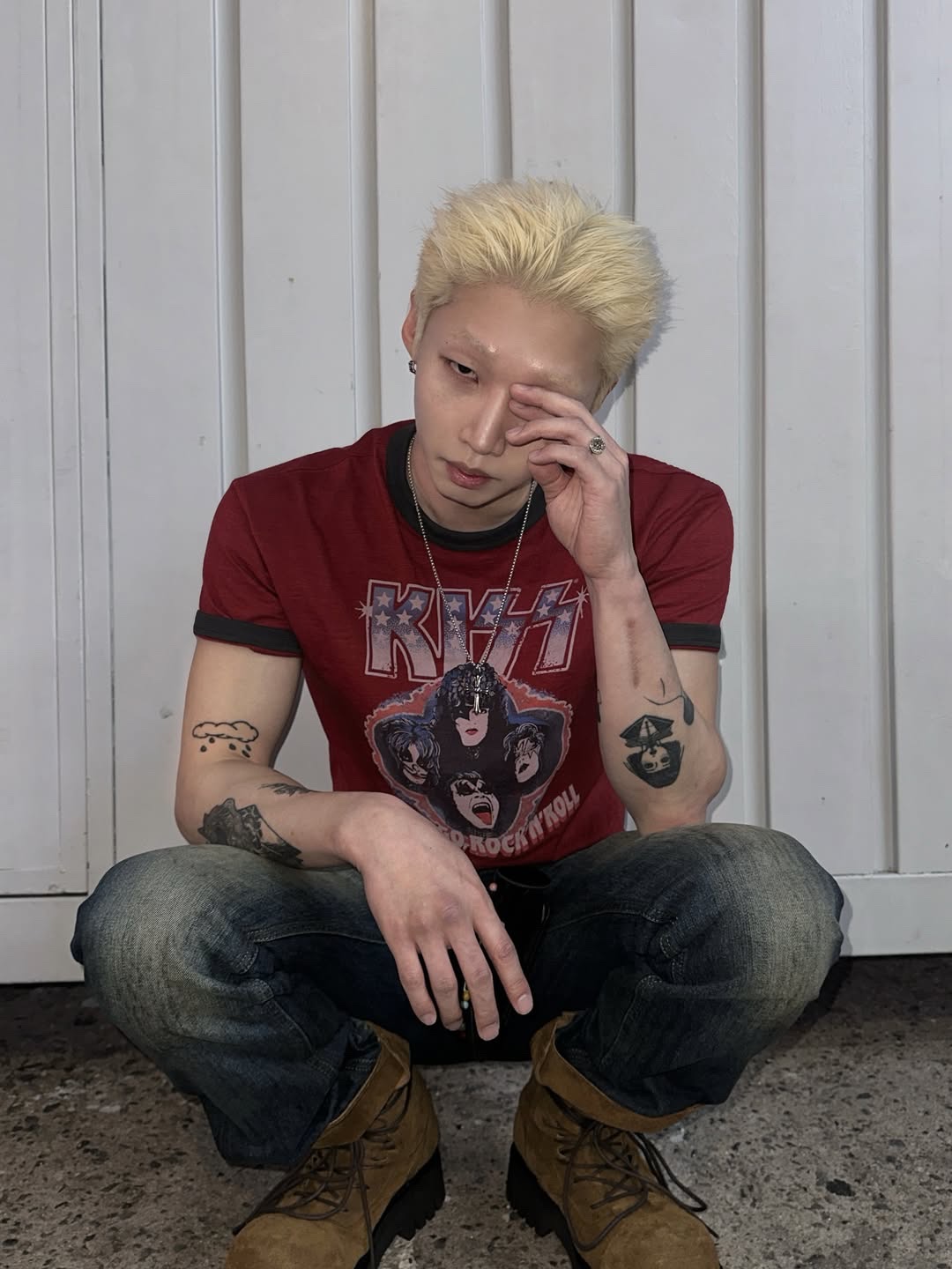 MAINBOOTH X KISS USA Logo T-shirt Red 착용 스타일 - 1