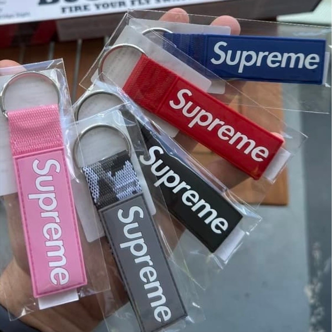 Supreme Webbing Keychain Black - 26SS, Supreme Webbing Keychain Red - 26SS 착용 스타일 - 2