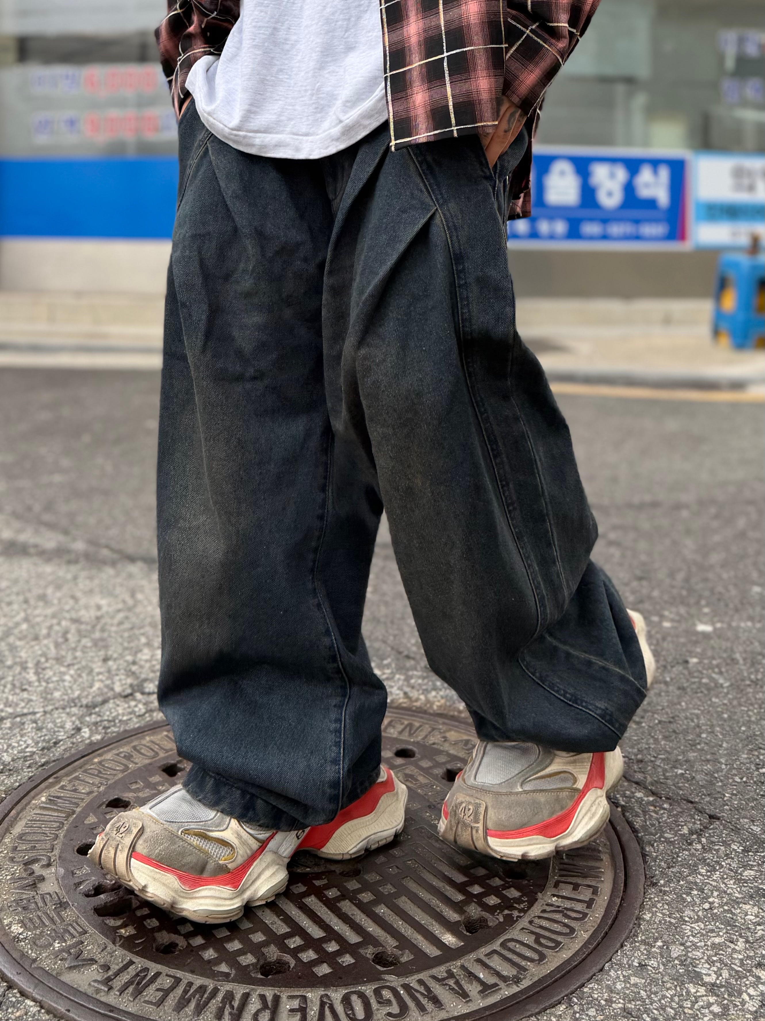 Balenciaga Cargo Sneakers Beige Grey Red 착용 스타일 - 9