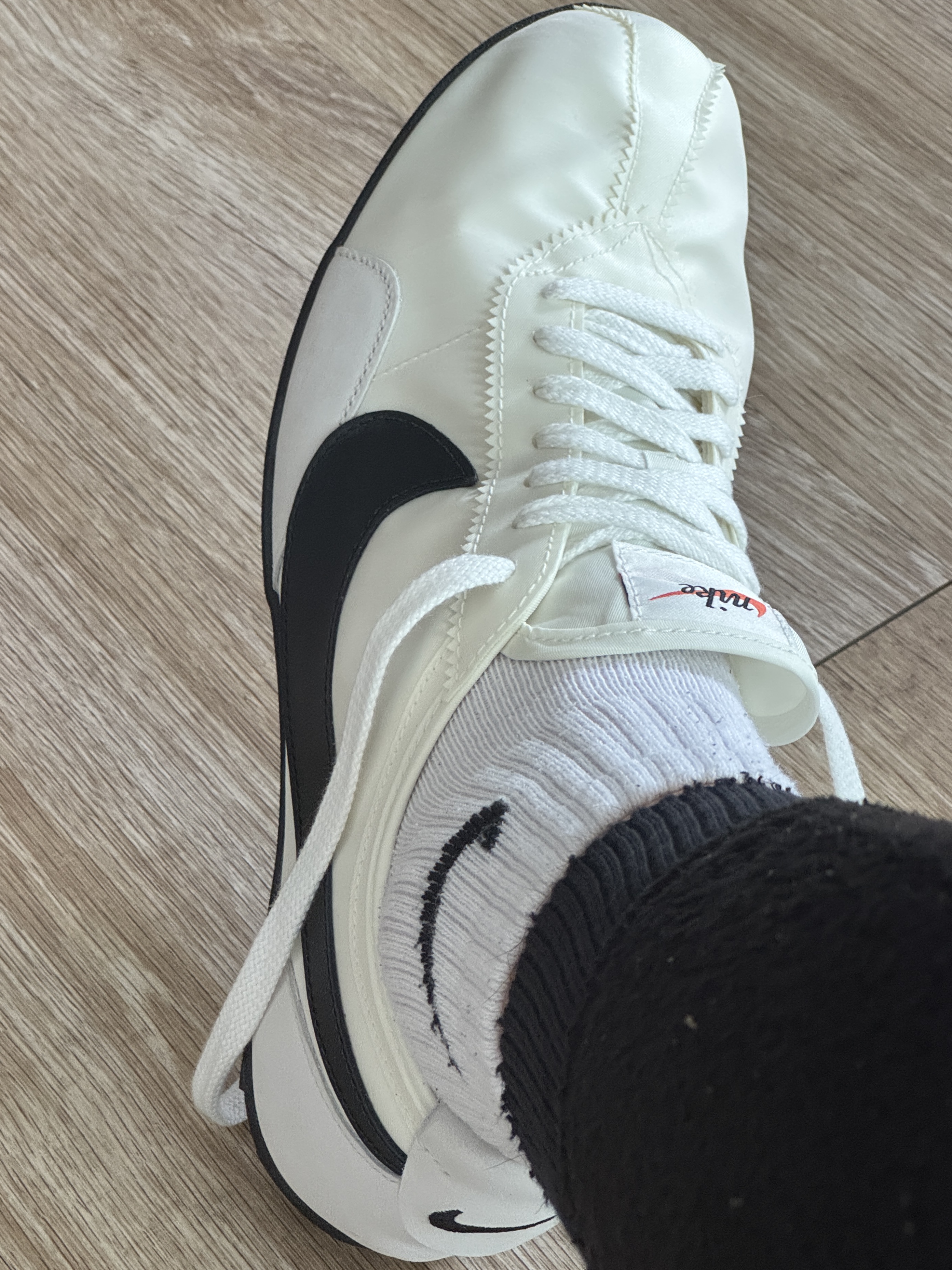 (W) Nike Moon Shoe Soft Pearl and Black 착용 스타일