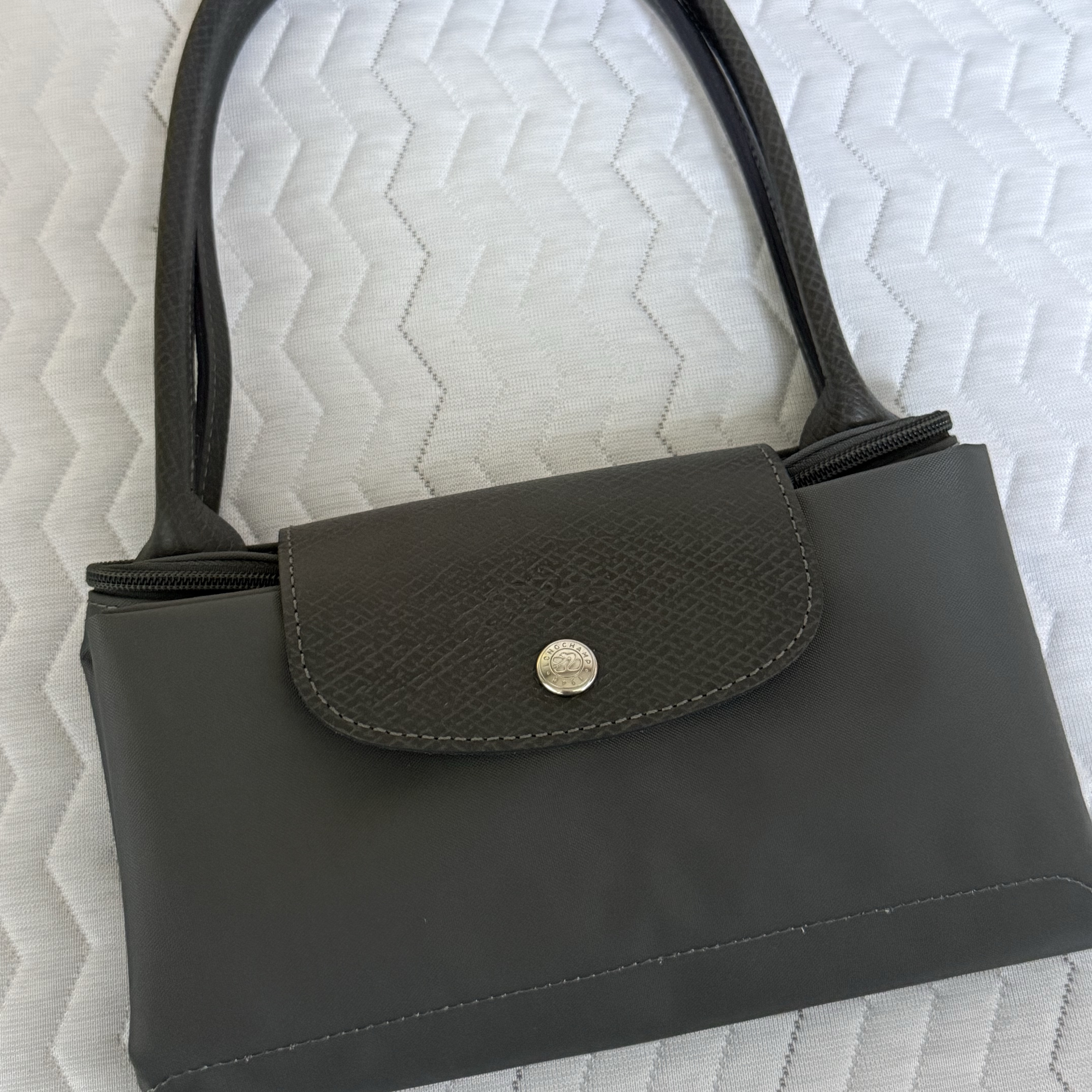 Longchamp Le Pliage Green Tote Bag M Graphite 착용 스타일