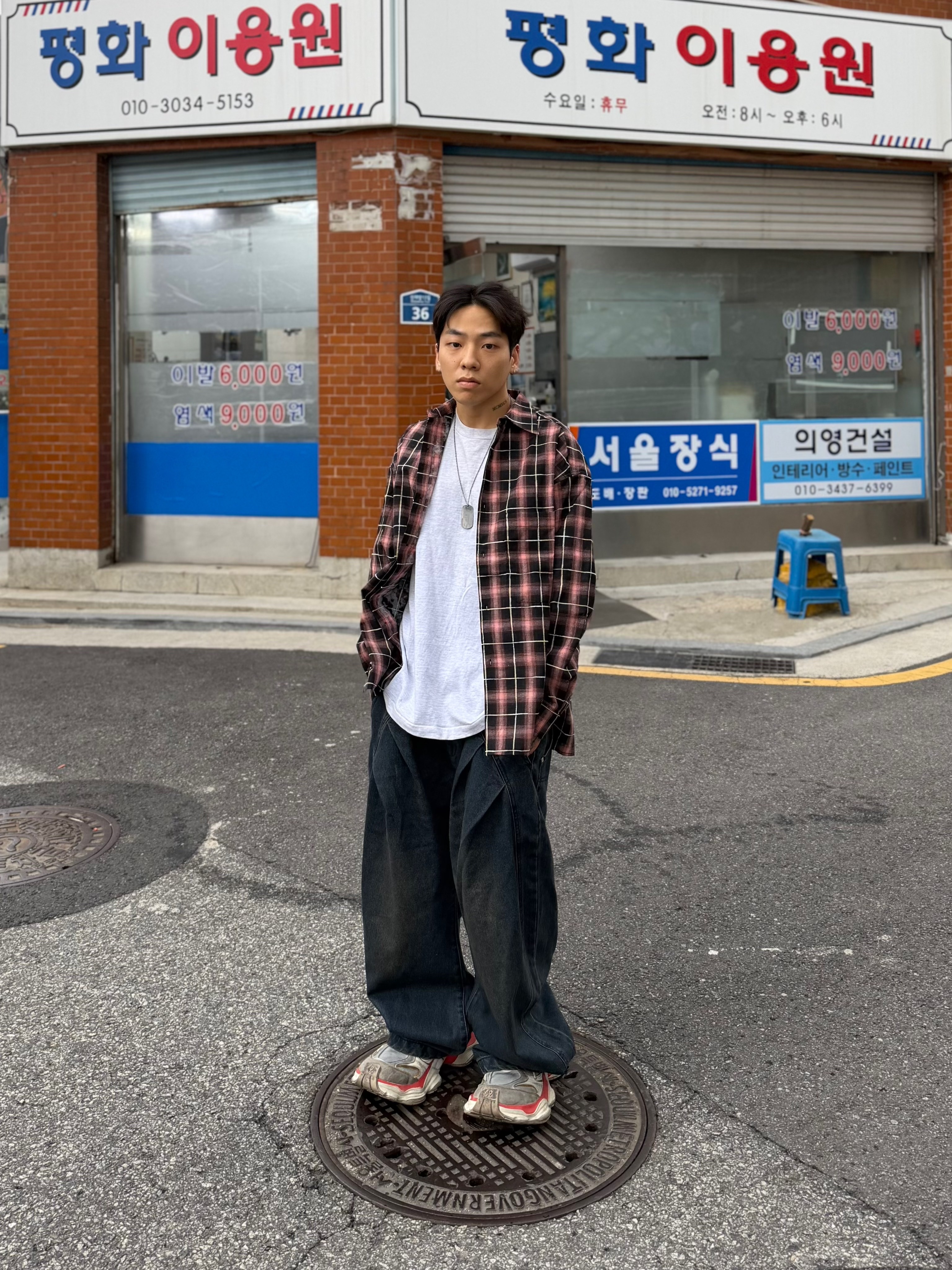Balenciaga Cargo Sneakers Beige Grey Red 착용 스타일 - 2