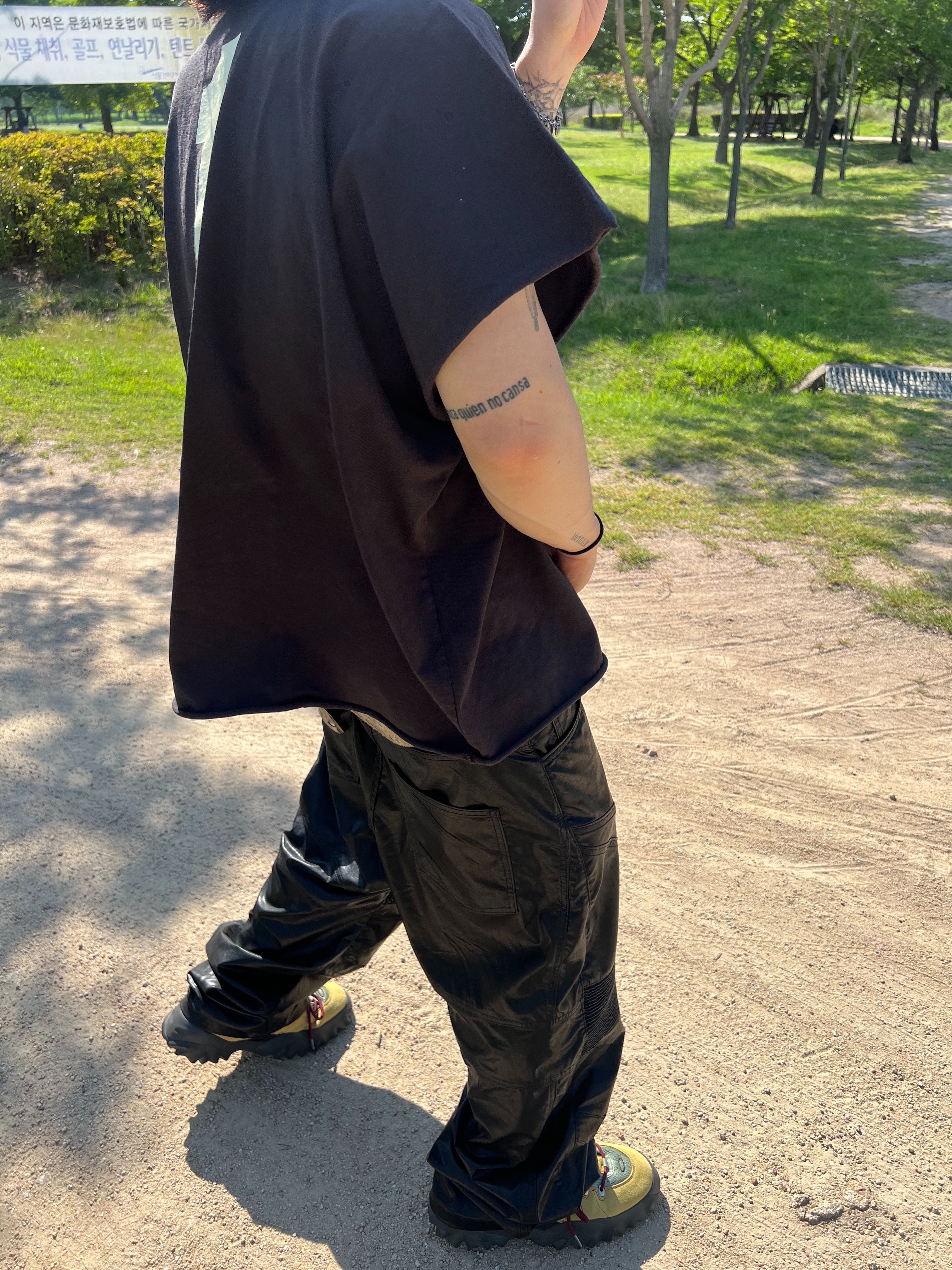 Yeezy One Box T-Shirt Black, Oakley Factory Team Suede Flesh Edge Boots Yellow 착용 스타일 - 4