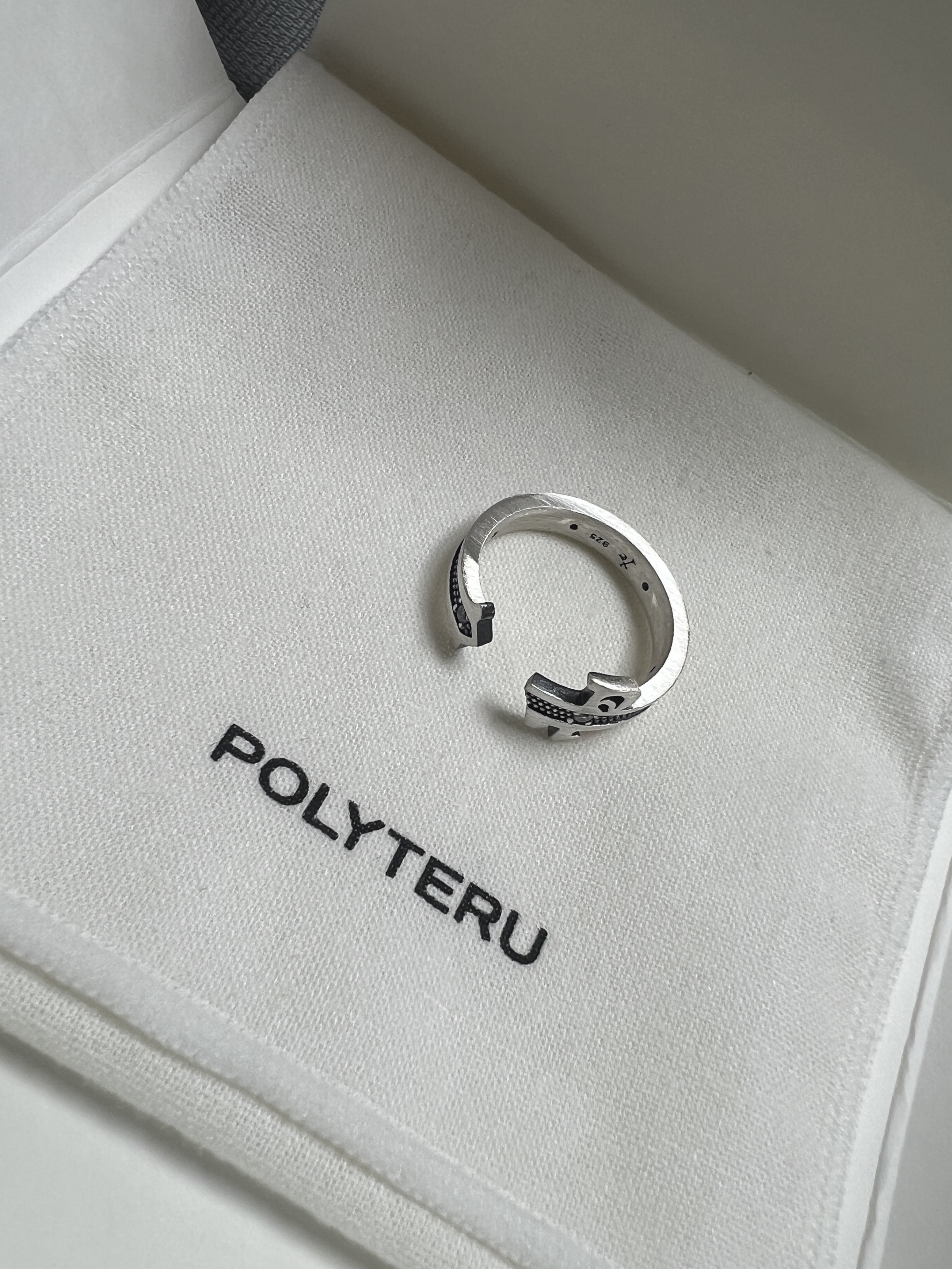 [프리오더] Polyteru 925 Silver Ring 001 Symbol P, [프리오더] Polyteru 925 Silver Ring 004 Floral Cross Bone 착용 스타일 - 1