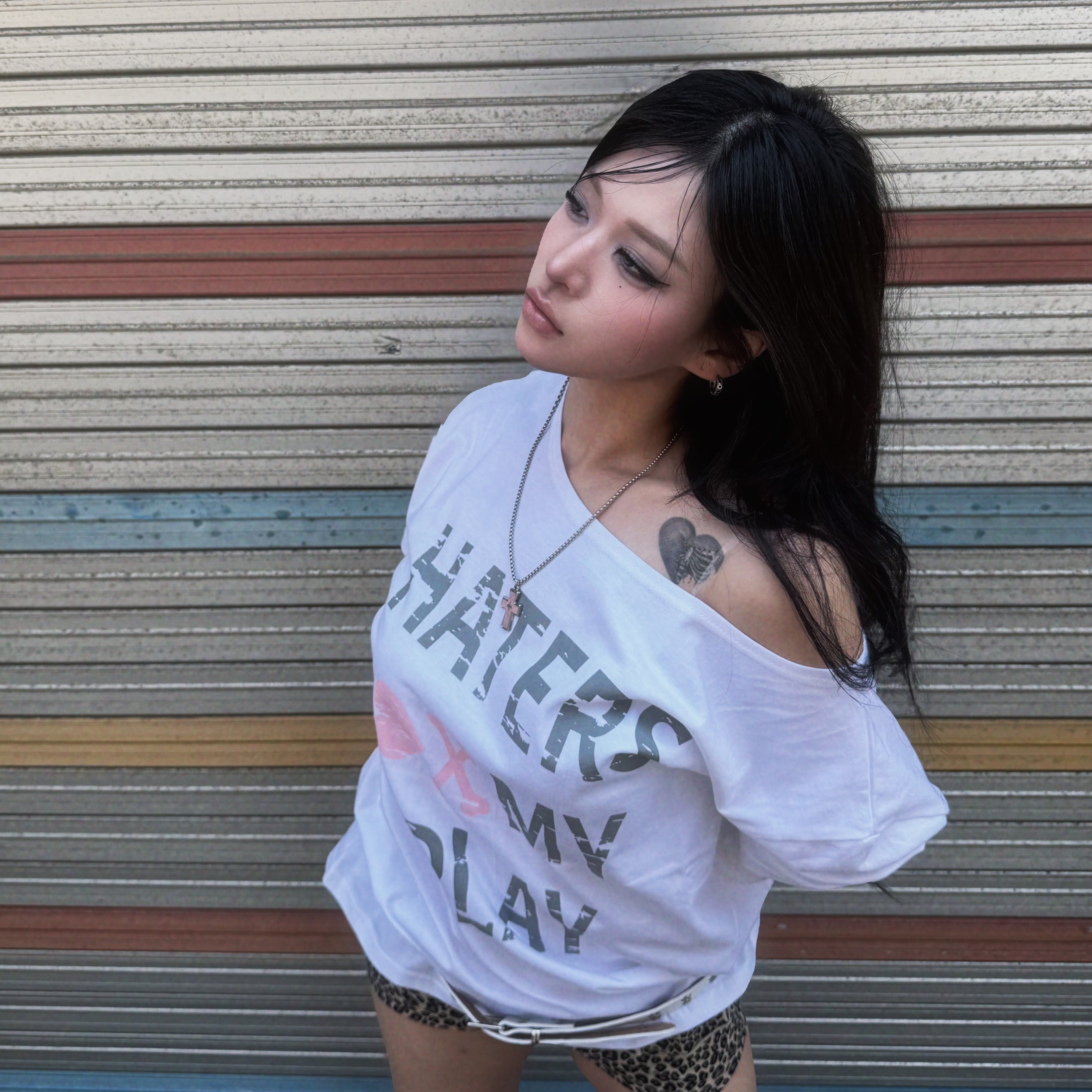 SLEEKGLOW HATERS One-Shoulder T-Shirt White 착용 스타일 - 4