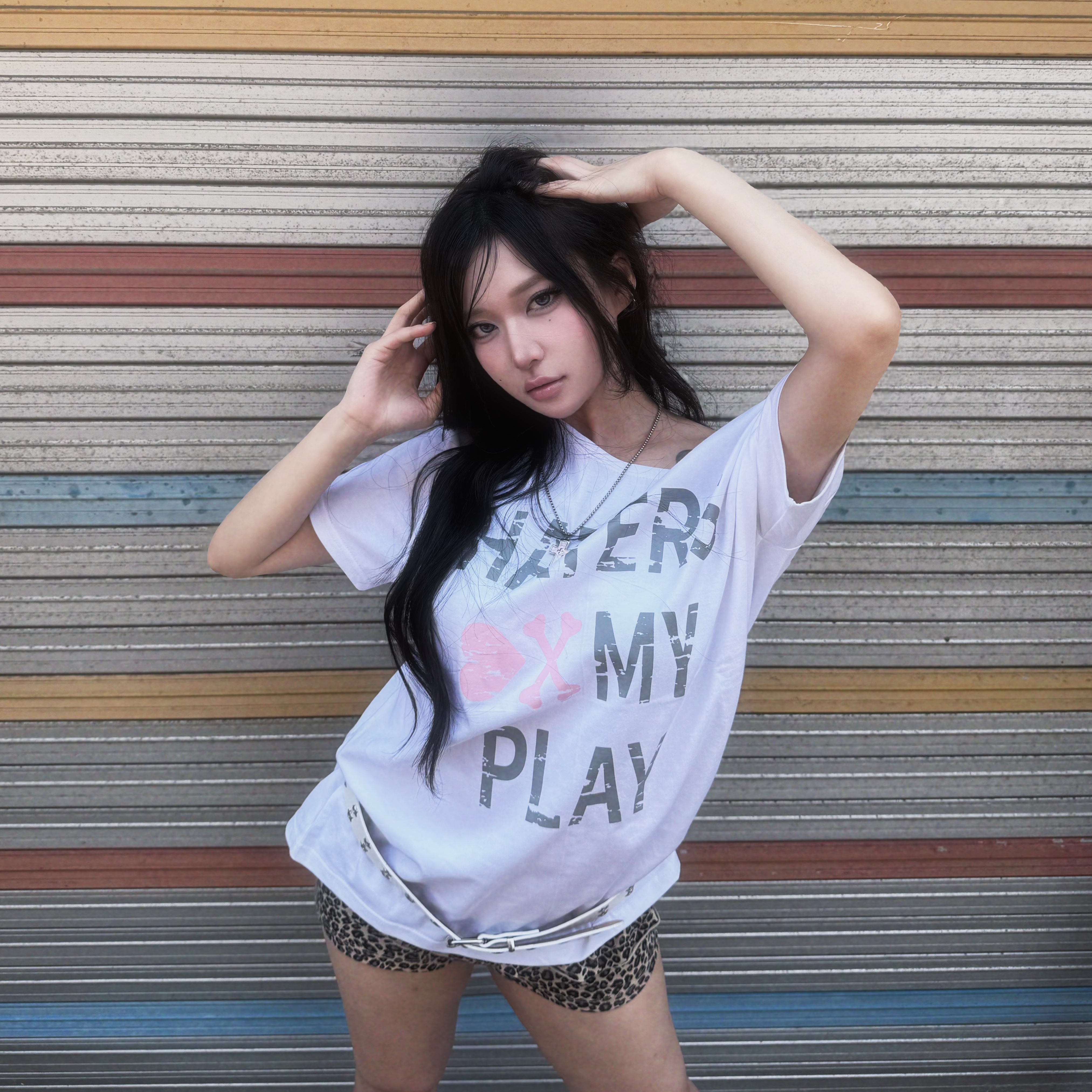 SLEEKGLOW HATERS One-Shoulder T-Shirt White 착용 스타일 - 2