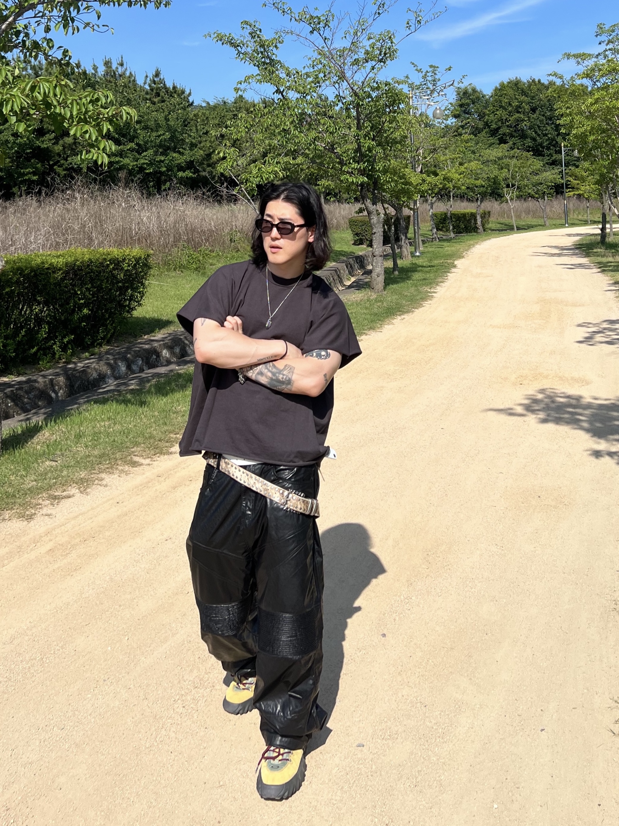 Yeezy One Box T-Shirt Black, Oakley Factory Team Suede Flesh Edge Boots Yellow 착용 스타일 - 3
